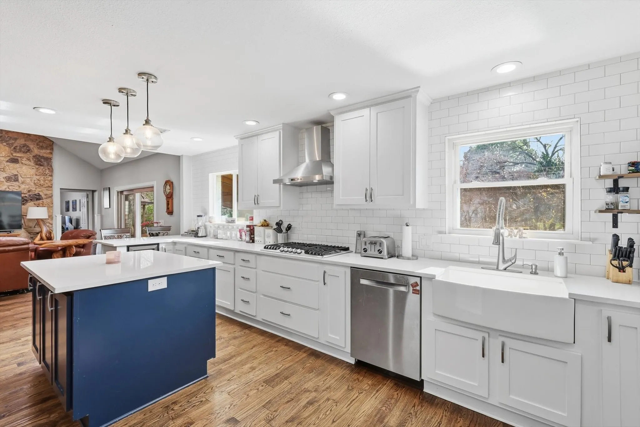 Single Family Residence For Sale in Tarrant County , 2703 Chinquapin Oak Lane, Arlington, Texas 76012, 4 Bedroom, 4 Bathroom, 2 Garage spaces, 3,191 Sqft, built in 1972, mls#21319157, Real Estate Agent in Arlington, Homes For Sale in Tarrant county, Homes For Sale in Arlington, Realtor in Arlington Texas, Real Estate Brokerage Independent Realty Texas, Luminita Cordes Realtor