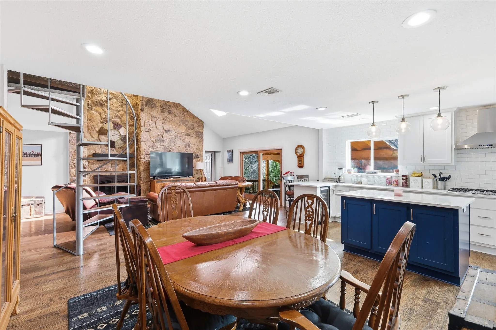 Single Family Residence For Sale in Tarrant County , 2703 Chinquapin Oak Lane, Arlington, Texas 76012, 4 Bedroom, 4 Bathroom, 2 Garage spaces, 3,191 Sqft, built in 1972, mls#21319157, Real Estate Agent in Arlington, Homes For Sale in Tarrant county, Homes For Sale in Arlington, Realtor in Arlington Texas, Real Estate Brokerage Independent Realty Texas, Luminita Cordes Realtor