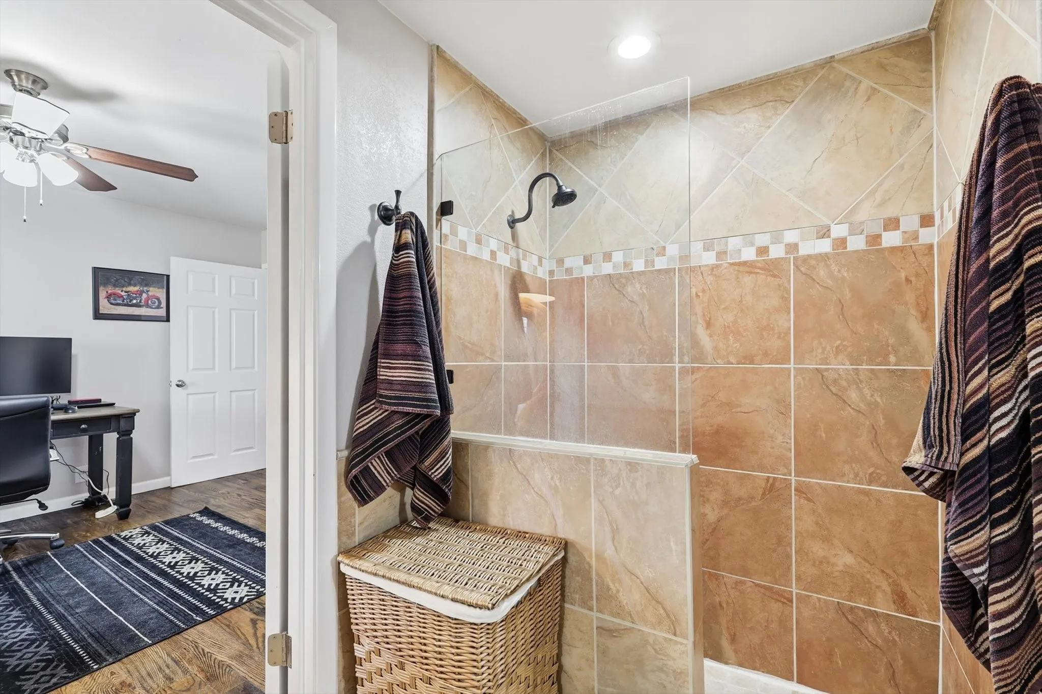 Single Family Residence For Sale in Tarrant County , 2703 Chinquapin Oak Lane, Arlington, Texas 76012, 4 Bedroom, 4 Bathroom, 2 Garage spaces, 3,191 Sqft, built in 1972, mls#21319157, Real Estate Agent in Arlington, Homes For Sale in Tarrant county, Homes For Sale in Arlington, Realtor in Arlington Texas, Real Estate Brokerage Independent Realty Texas, Luminita Cordes Realtor