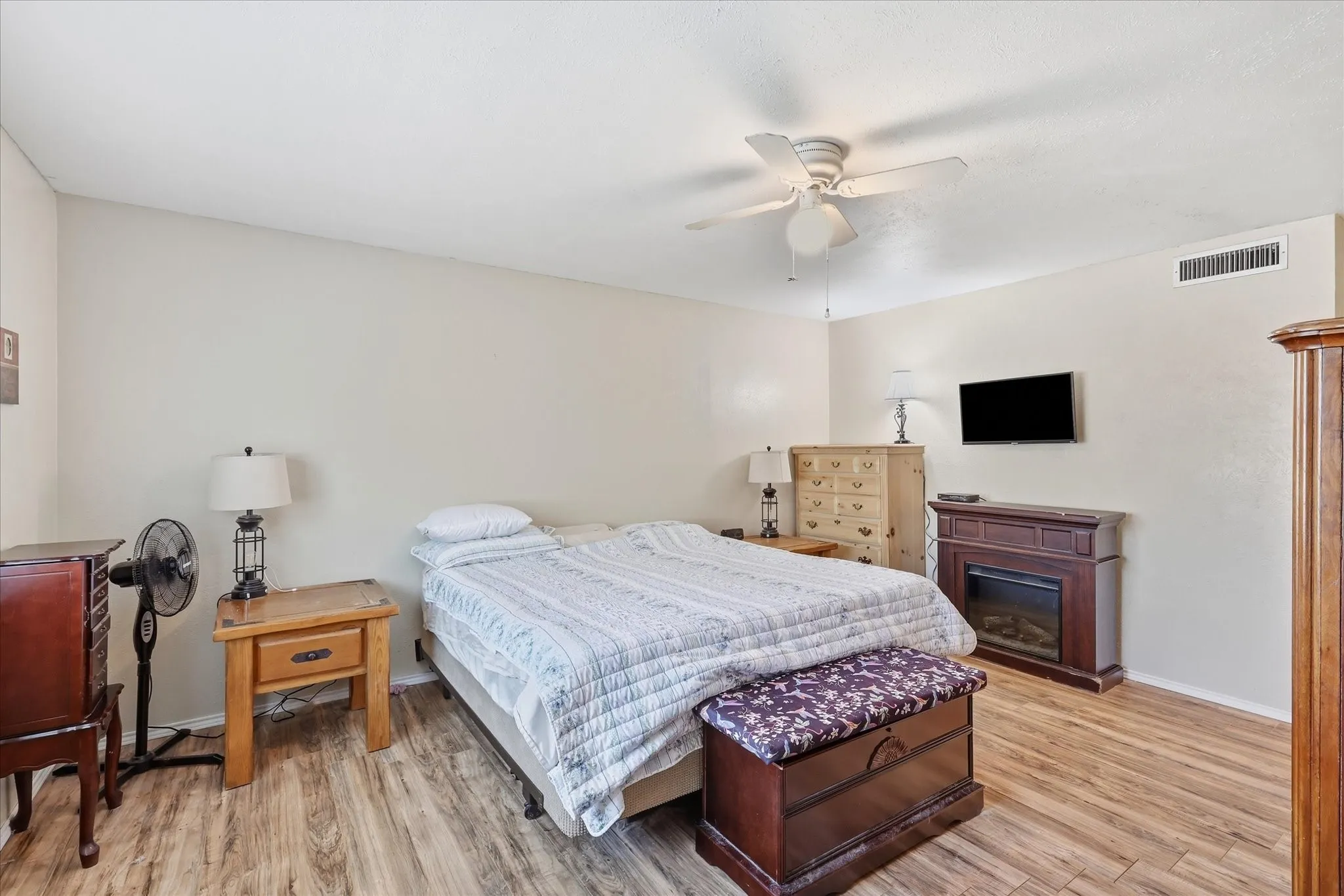 Single Family Residence For Sale in Dallas County , 1322 Paris Drive, Garland, Texas 75040, 3 Bedroom, 2 Bathroom, 2 Garage spaces, 1,791 Sqft, built in 1977, mls#21319049, Real Estate Agent in Garland, Homes For Sale in Dallas county, Homes For Sale in Garland, Realtor in Garland Texas, Real Estate Brokerage Independent Realty Texas, Luminita Cordes Realtor
