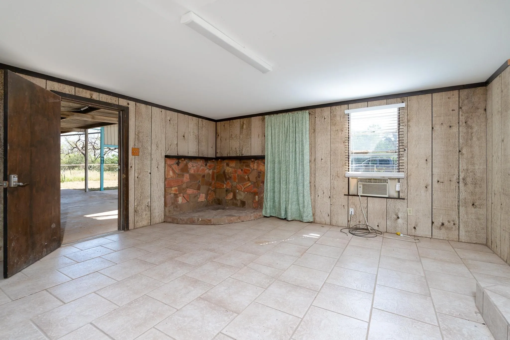 Single Family Residence For Sale in Nolan County , 403 N Plano Avenue, Blackwell, Texas 79506, 3 Bedroom, 1 Bathroom, Garage spaces, 1,555 Sqft, built in 1955, mls#21319189, Real Estate Agent in Blackwell, Homes For Sale in Nolan county, Homes For Sale in Blackwell, Realtor in Blackwell Texas, Real Estate Brokerage Independent Realty Texas, Luminita Cordes Realtor