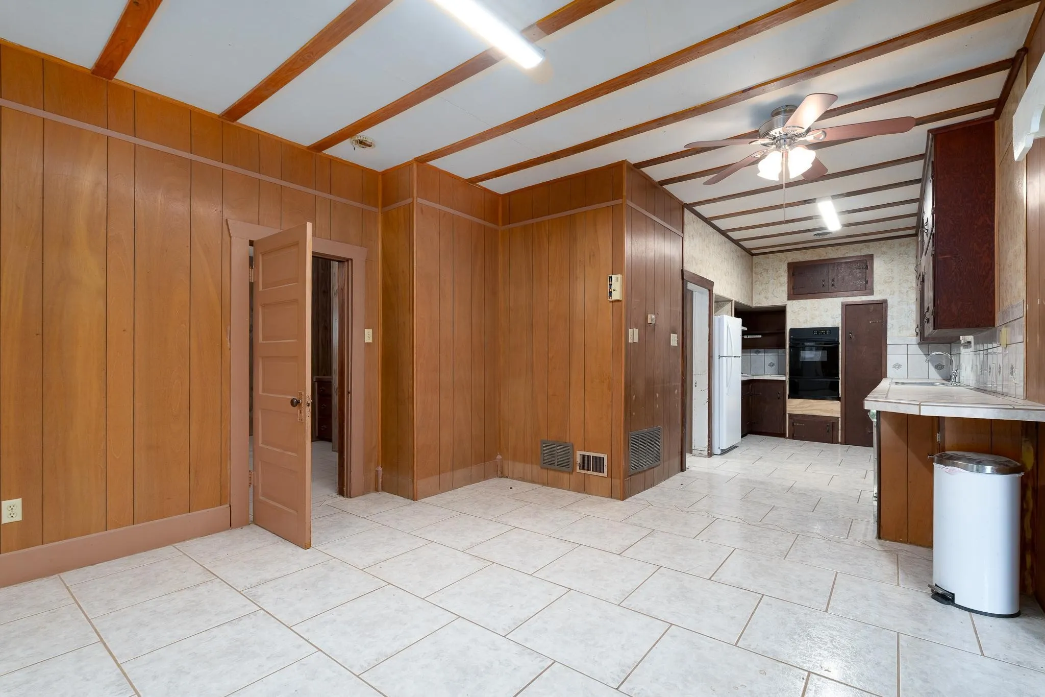 Single Family Residence For Sale in Nolan County , 403 N Plano Avenue, Blackwell, Texas 79506, 3 Bedroom, 1 Bathroom, Garage spaces, 1,555 Sqft, built in 1955, mls#21319189, Real Estate Agent in Blackwell, Homes For Sale in Nolan county, Homes For Sale in Blackwell, Realtor in Blackwell Texas, Real Estate Brokerage Independent Realty Texas, Luminita Cordes Realtor