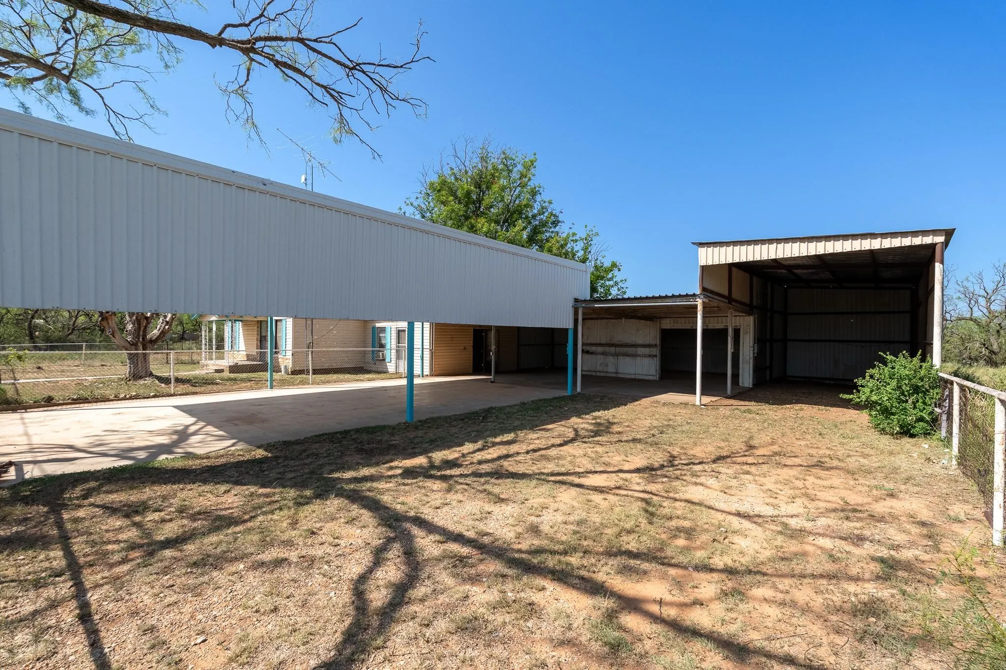 Single Family Residence For Sale in Nolan County , 403 N Plano Avenue, Blackwell, Texas 79506, 3 Bedroom, 1 Bathroom, Garage spaces, 1,555 Sqft, built in 1955, mls#21319189, Real Estate Agent in Blackwell, Homes For Sale in Nolan county, Homes For Sale in Blackwell, Realtor in Blackwell Texas, Real Estate Brokerage Independent Realty Texas, Luminita Cordes Realtor