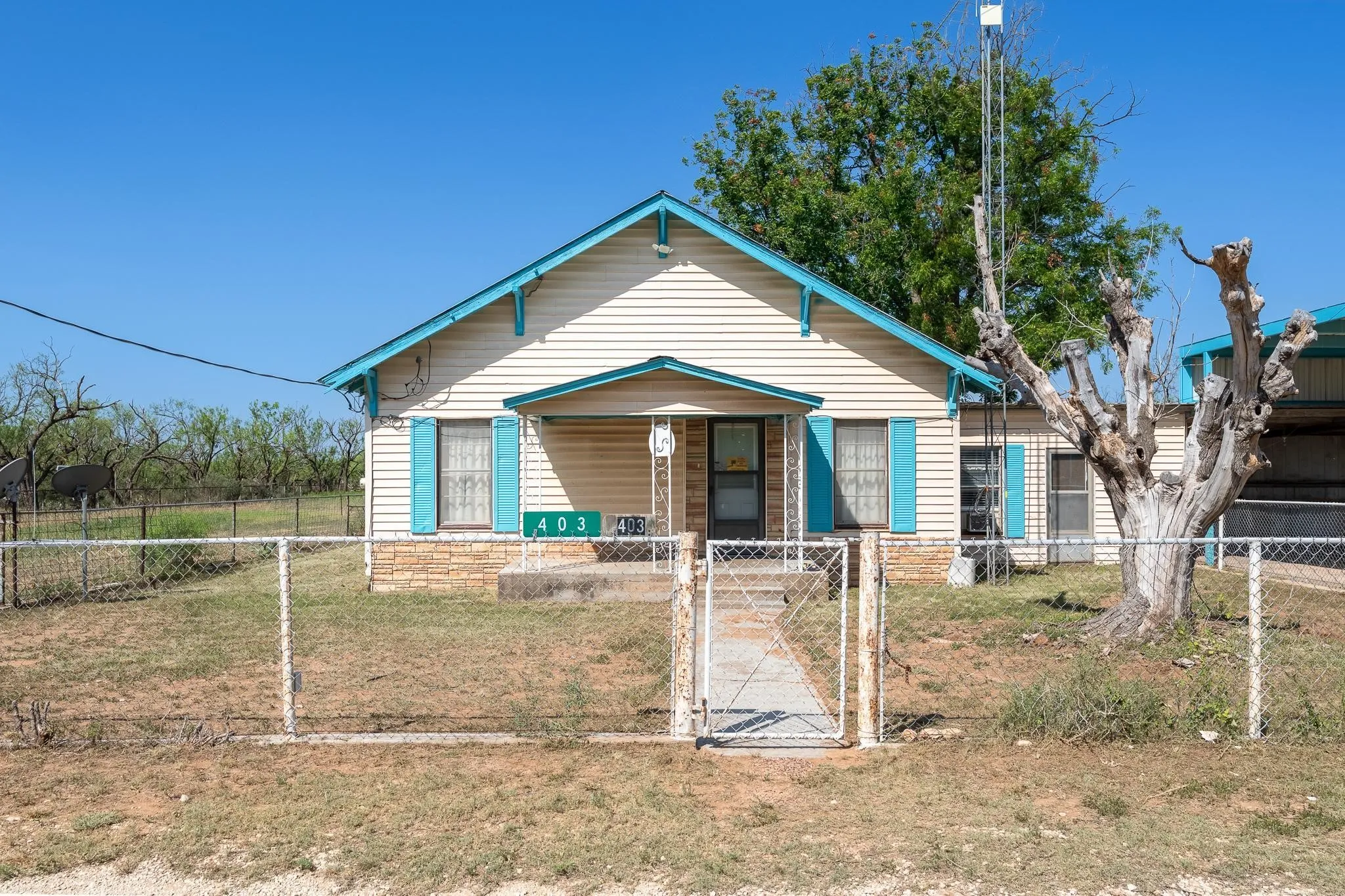 Single Family Residence For Sale in Nolan County , 403 N Plano Avenue, Blackwell, Texas 79506, 3 Bedroom, 1 Bathroom, Garage spaces, 1,555 Sqft, built in 1955, mls#21319189, Real Estate Agent in Blackwell, Homes For Sale in Nolan county, Homes For Sale in Blackwell, Realtor in Blackwell Texas, Real Estate Brokerage Independent Realty Texas, Luminita Cordes Realtor