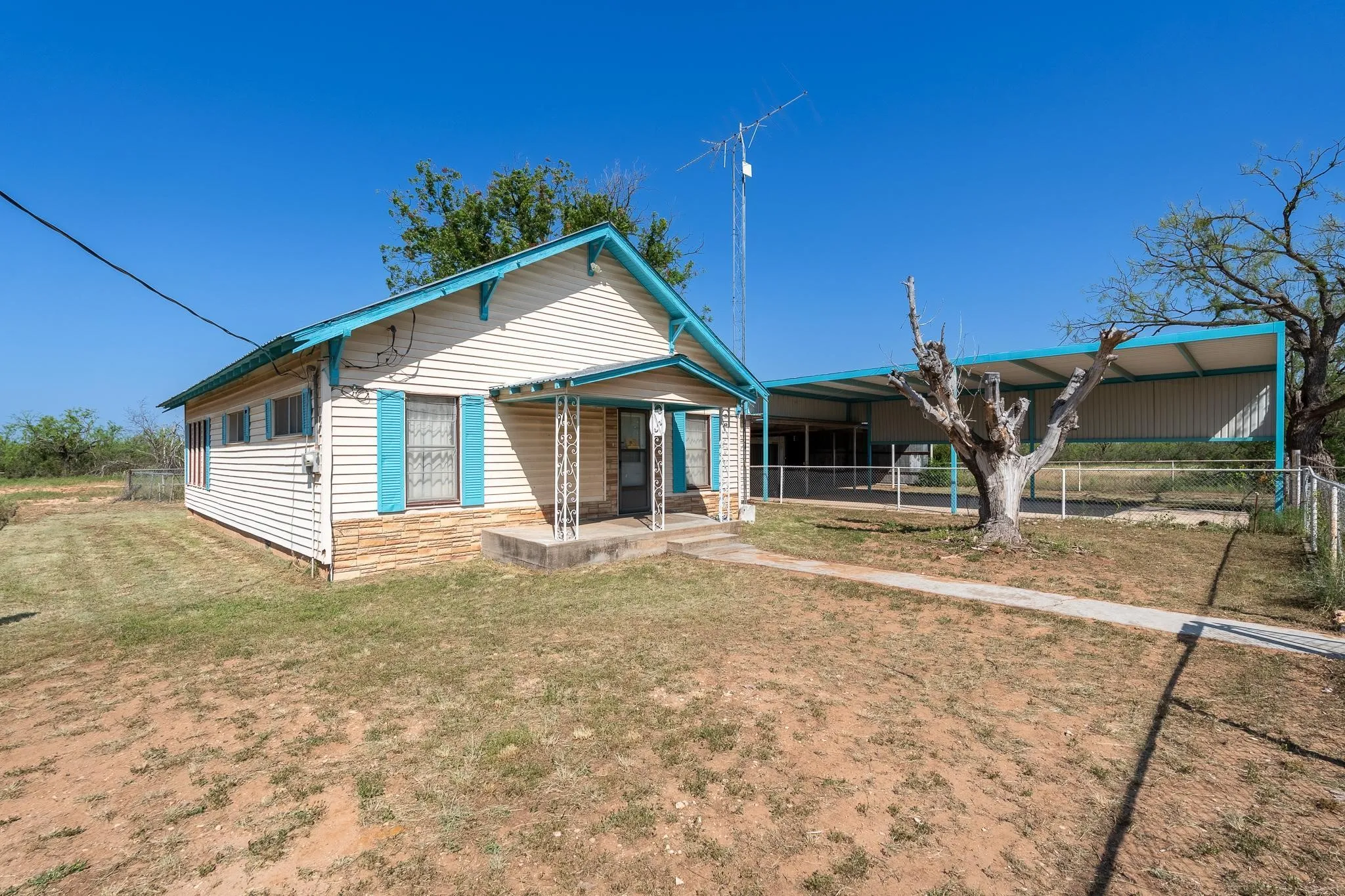 Single Family Residence For Sale in Nolan County , 403 N Plano Avenue, Blackwell, Texas 79506, 3 Bedroom, 1 Bathroom, Garage spaces, 1,555 Sqft, built in 1955, mls#21319189, Real Estate Agent in Blackwell, Homes For Sale in Nolan county, Homes For Sale in Blackwell, Realtor in Blackwell Texas, Real Estate Brokerage Independent Realty Texas, Luminita Cordes Realtor