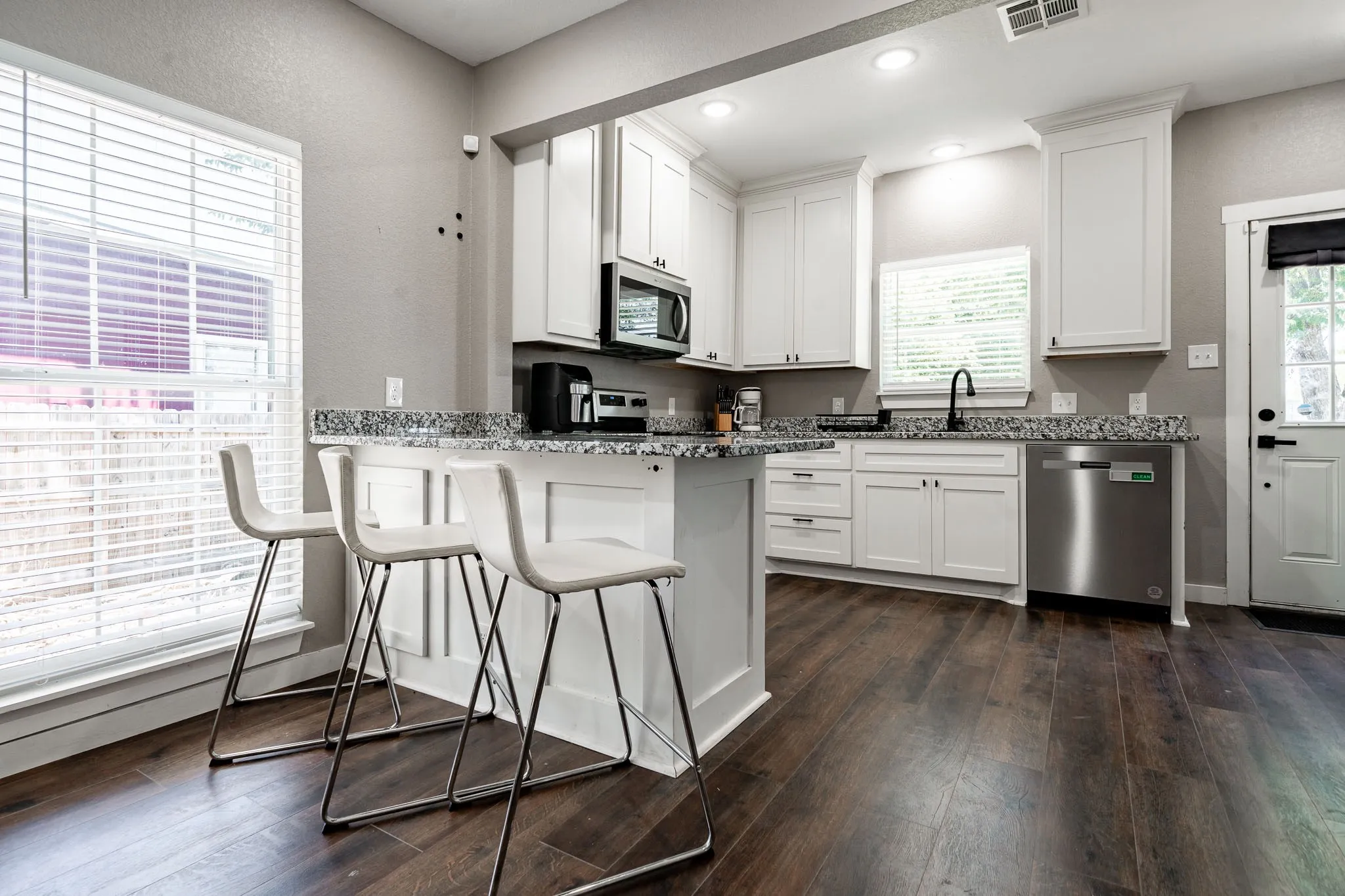 Single Family Residence For Sale in Mc Lennan County , 1920 S 18th Street, Waco, Texas 76706, 3 Bedroom, 2 Bathroom, Garage spaces, 1,216 Sqft, built in 1918, mls#21319164, Real Estate Agent in Waco, Homes For Sale in Mc Lennan county, Homes For Sale in Waco, Realtor in Waco Texas, Real Estate Brokerage Independent Realty Texas, Luminita Cordes Realtor