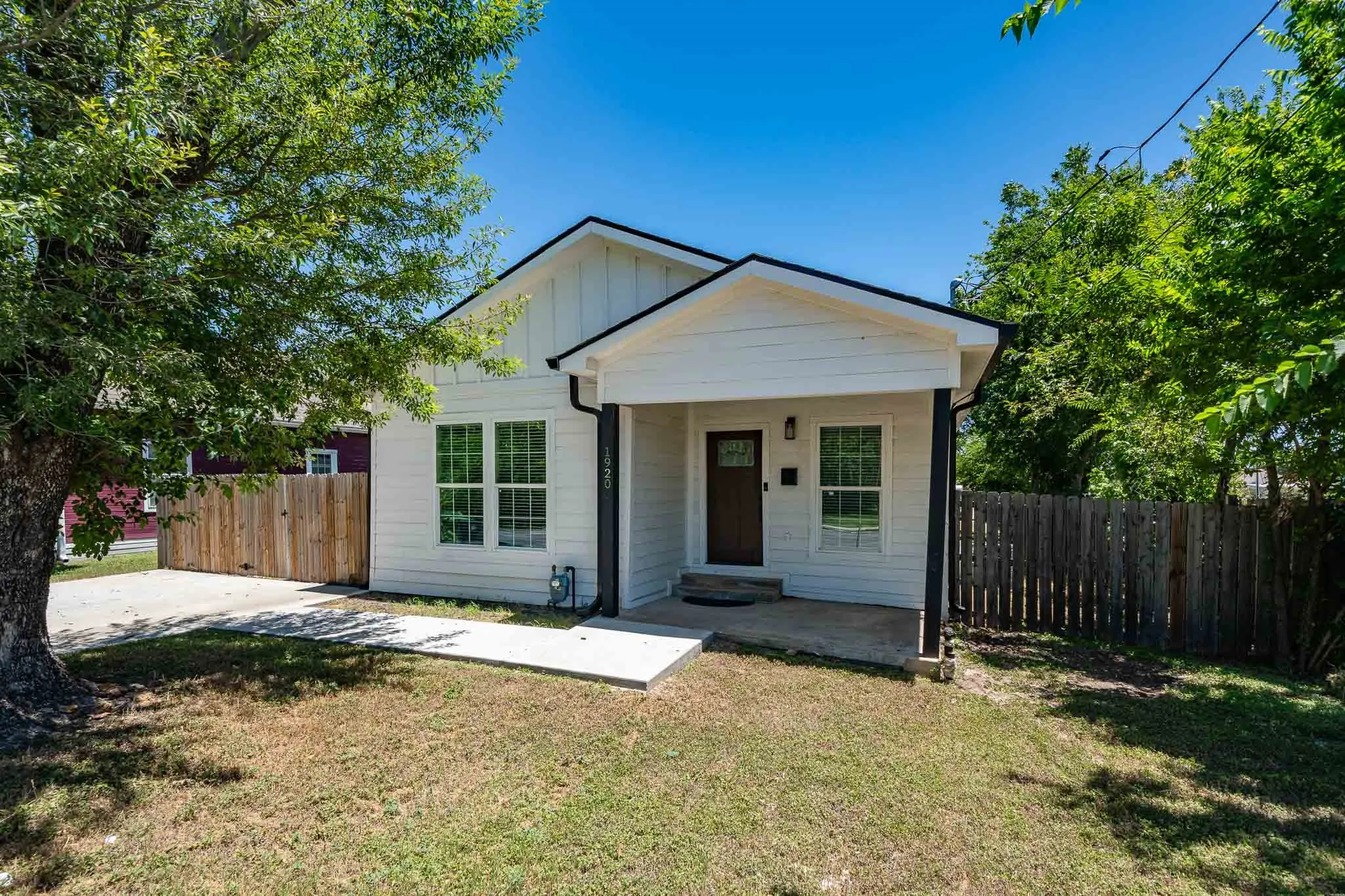 Single Family Residence For Sale in Mc Lennan County , 1920 S 18th Street, Waco, Texas 76706, 3 Bedroom, 2 Bathroom, Garage spaces, 1,216 Sqft, built in 1918, mls#21319164, Real Estate Agent in Waco, Homes For Sale in Mc Lennan county, Homes For Sale in Waco, Realtor in Waco Texas, Real Estate Brokerage Independent Realty Texas, Luminita Cordes Realtor