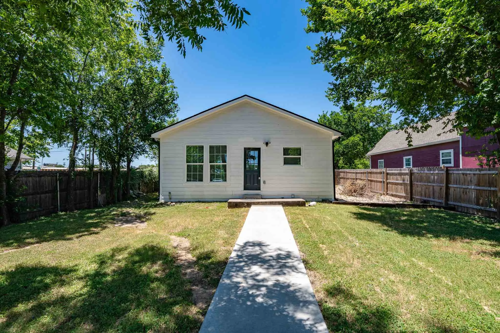 Single Family Residence For Sale in Mc Lennan County , 1920 S 18th Street, Waco, Texas 76706, 3 Bedroom, 2 Bathroom, Garage spaces, 1,216 Sqft, built in 1918, mls#21319164, Real Estate Agent in Waco, Homes For Sale in Mc Lennan county, Homes For Sale in Waco, Realtor in Waco Texas, Real Estate Brokerage Independent Realty Texas, Luminita Cordes Realtor