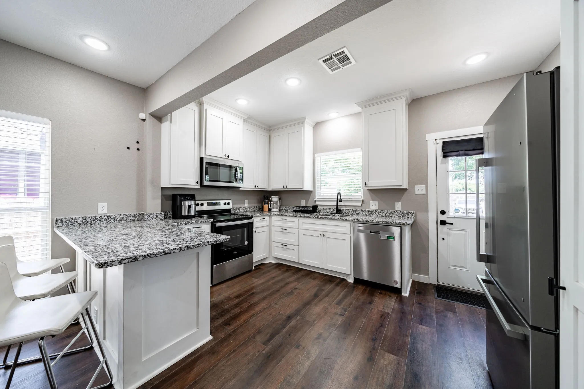 Single Family Residence For Sale in Mc Lennan County , 1920 S 18th Street, Waco, Texas 76706, 3 Bedroom, 2 Bathroom, Garage spaces, 1,216 Sqft, built in 1918, mls#21319164, Real Estate Agent in Waco, Homes For Sale in Mc Lennan county, Homes For Sale in Waco, Realtor in Waco Texas, Real Estate Brokerage Independent Realty Texas, Luminita Cordes Realtor