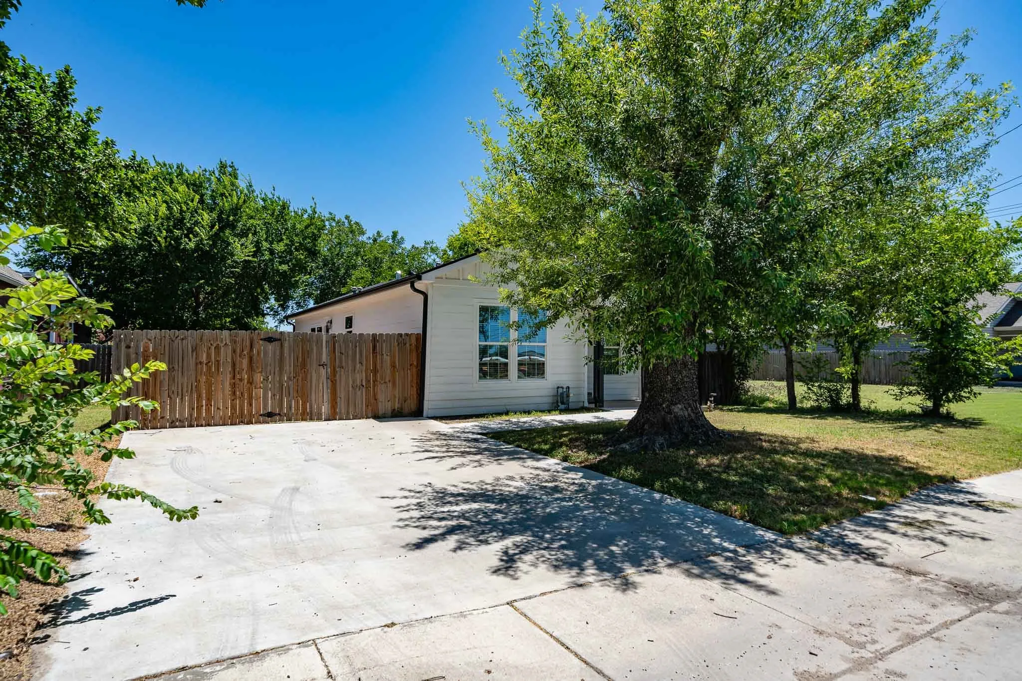 Single Family Residence For Sale in Mc Lennan County , 1920 S 18th Street, Waco, Texas 76706, 3 Bedroom, 2 Bathroom, Garage spaces, 1,216 Sqft, built in 1918, mls#21319164, Real Estate Agent in Waco, Homes For Sale in Mc Lennan county, Homes For Sale in Waco, Realtor in Waco Texas, Real Estate Brokerage Independent Realty Texas, Luminita Cordes Realtor