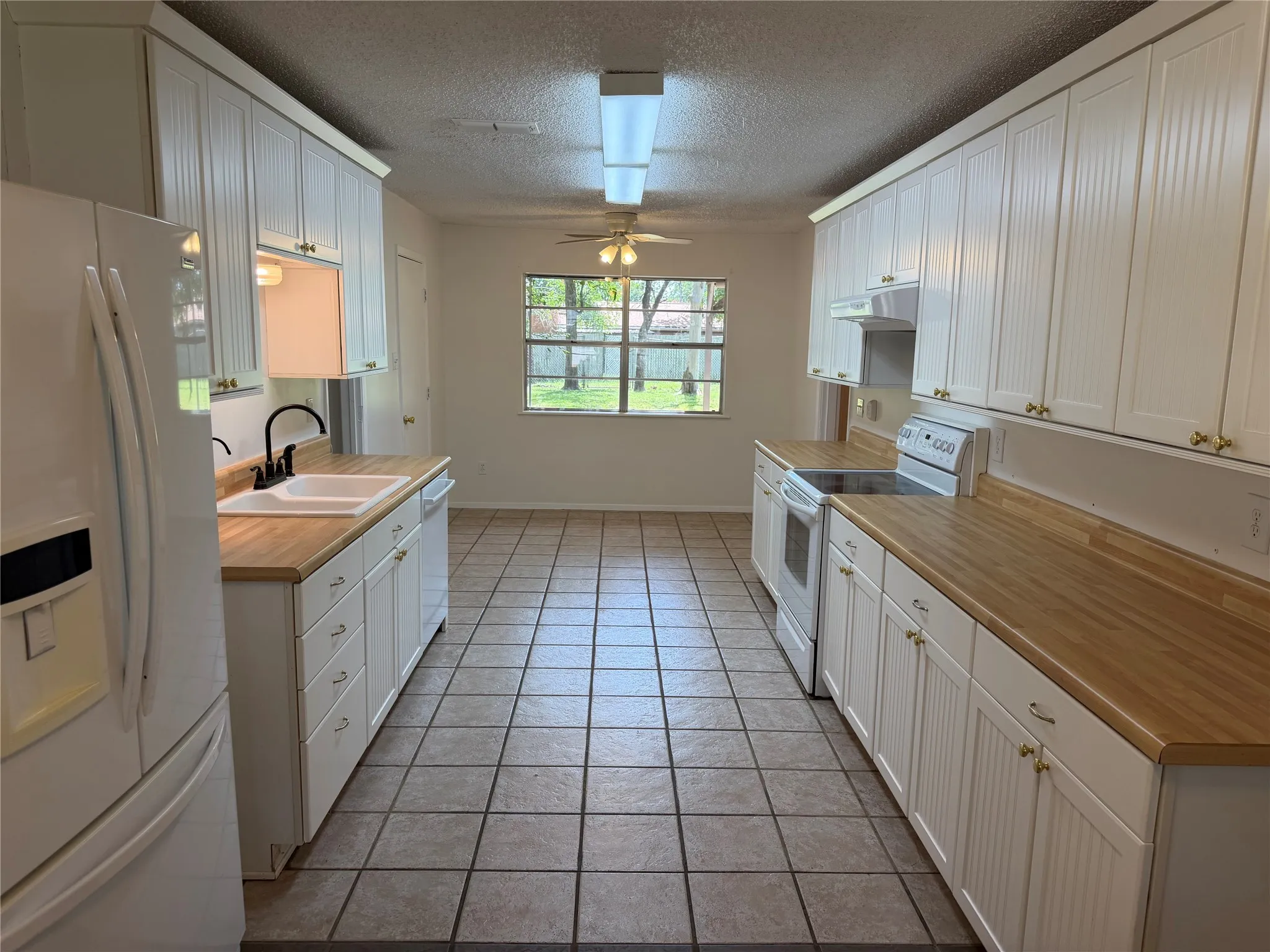Single Family Residence For Sale in Palo Pinto County , 504 Austin Drive, Mineral Wells, Texas 76067, 3 Bedroom, 2 Bathroom, Garage spaces, 2,334 Sqft, built in 1968, mls#21319017, Real Estate Agent in Mineral Wells, Homes For Sale in Palo Pinto county, Homes For Sale in Mineral Wells, Realtor in Mineral Wells Texas, Real Estate Brokerage Independent Realty Texas, Luminita Cordes Realtor