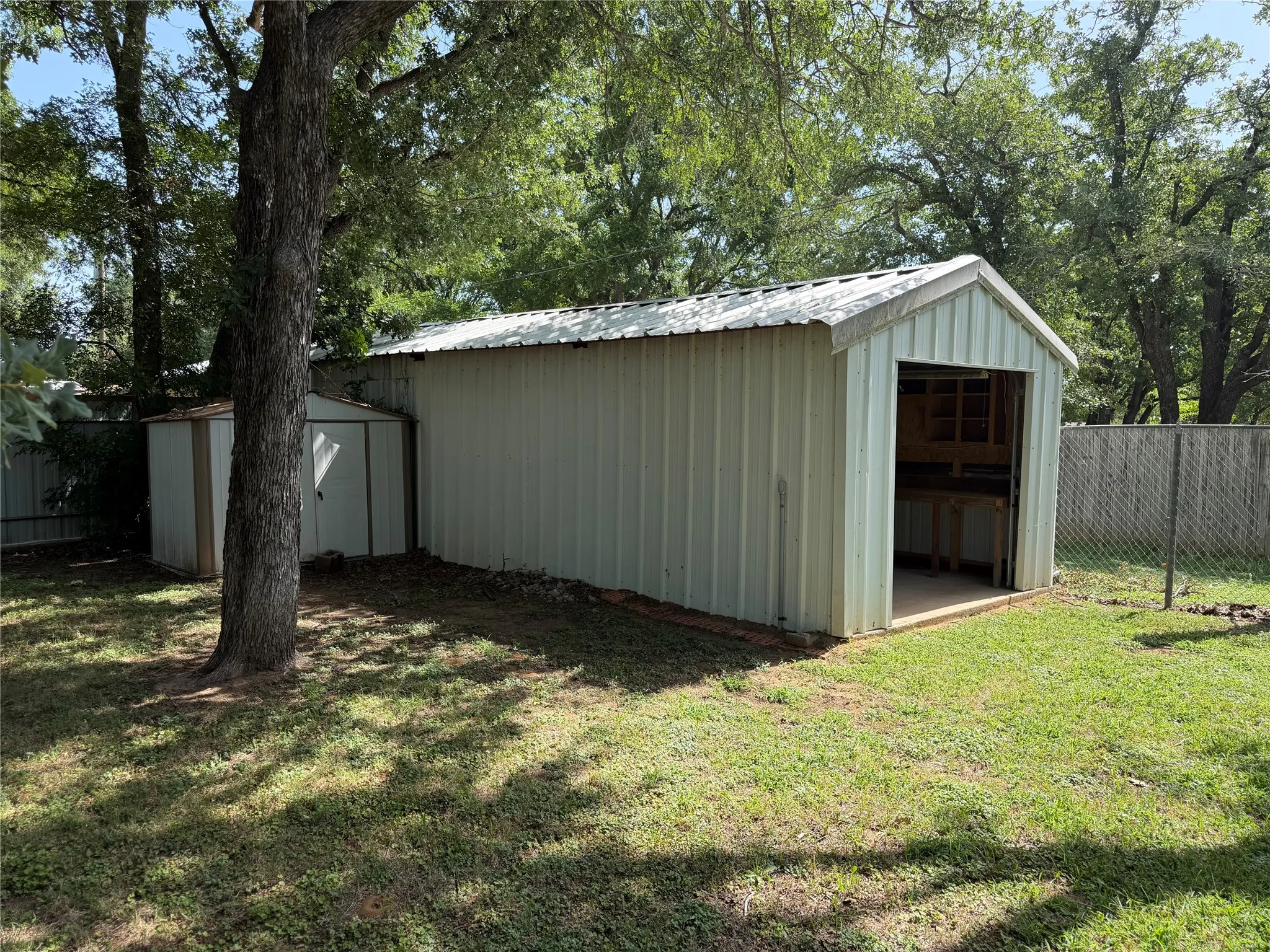 Single Family Residence For Sale in Palo Pinto County , 504 Austin Drive, Mineral Wells, Texas 76067, 3 Bedroom, 2 Bathroom, Garage spaces, 2,334 Sqft, built in 1968, mls#21319017, Real Estate Agent in Mineral Wells, Homes For Sale in Palo Pinto county, Homes For Sale in Mineral Wells, Realtor in Mineral Wells Texas, Real Estate Brokerage Independent Realty Texas, Luminita Cordes Realtor