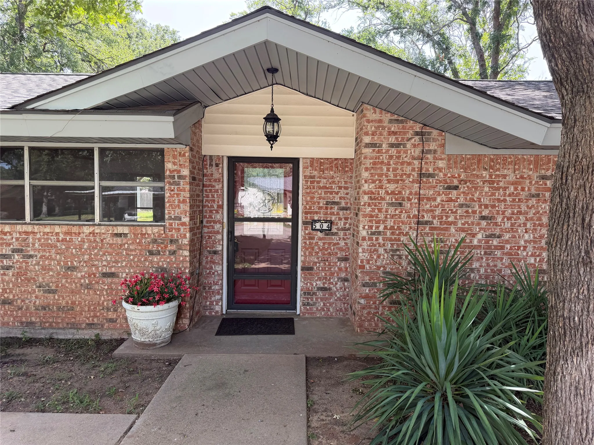 Single Family Residence For Sale in Palo Pinto County , 504 Austin Drive, Mineral Wells, Texas 76067, 3 Bedroom, 2 Bathroom, Garage spaces, 2,334 Sqft, built in 1968, mls#21319017, Real Estate Agent in Mineral Wells, Homes For Sale in Palo Pinto county, Homes For Sale in Mineral Wells, Realtor in Mineral Wells Texas, Real Estate Brokerage Independent Realty Texas, Luminita Cordes Realtor