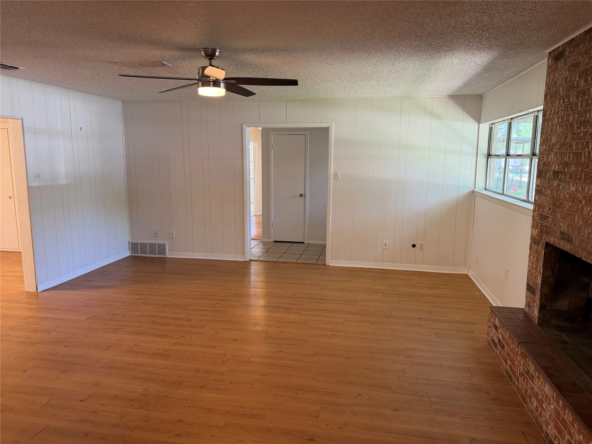 Single Family Residence For Sale in Palo Pinto County , 504 Austin Drive, Mineral Wells, Texas 76067, 3 Bedroom, 2 Bathroom, Garage spaces, 2,334 Sqft, built in 1968, mls#21319017, Real Estate Agent in Mineral Wells, Homes For Sale in Palo Pinto county, Homes For Sale in Mineral Wells, Realtor in Mineral Wells Texas, Real Estate Brokerage Independent Realty Texas, Luminita Cordes Realtor