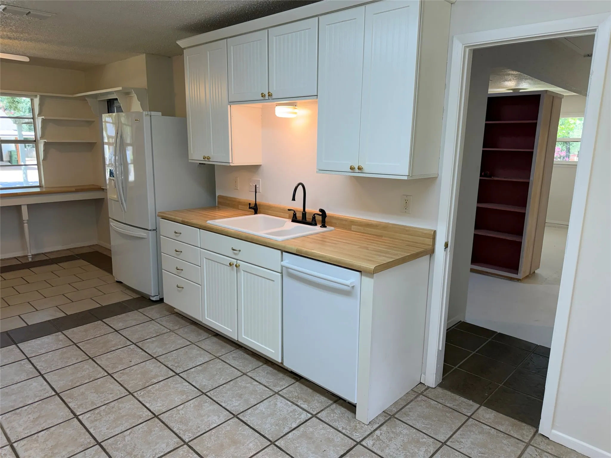 Single Family Residence For Sale in Palo Pinto County , 504 Austin Drive, Mineral Wells, Texas 76067, 3 Bedroom, 2 Bathroom, Garage spaces, 2,334 Sqft, built in 1968, mls#21319017, Real Estate Agent in Mineral Wells, Homes For Sale in Palo Pinto county, Homes For Sale in Mineral Wells, Realtor in Mineral Wells Texas, Real Estate Brokerage Independent Realty Texas, Luminita Cordes Realtor