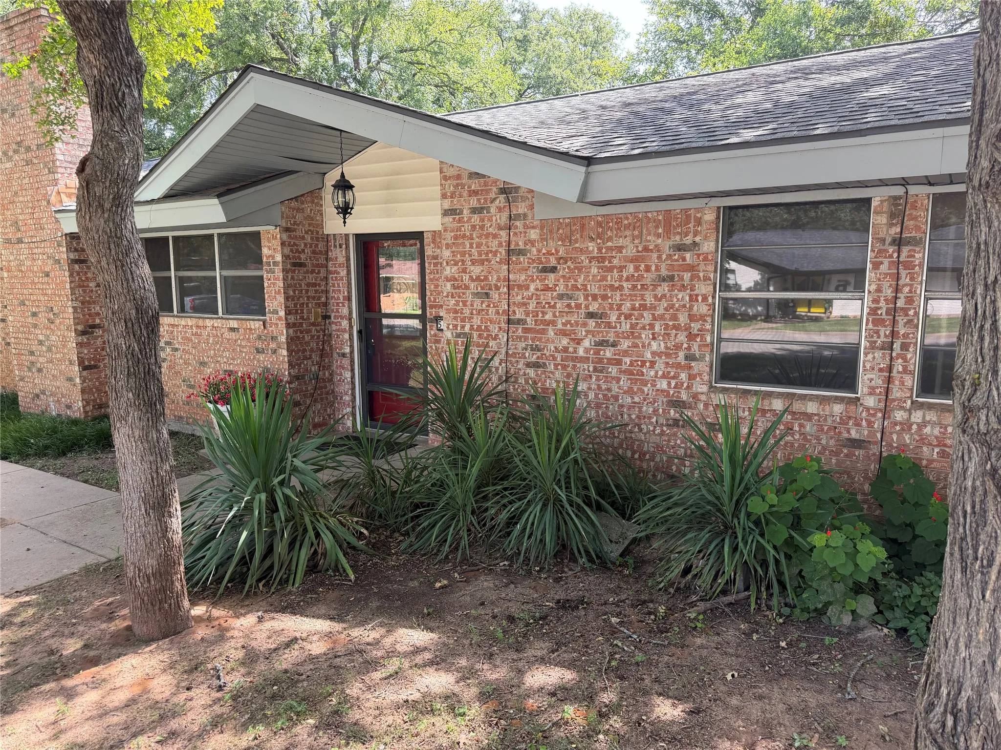 Single Family Residence For Sale in Palo Pinto County , 504 Austin Drive, Mineral Wells, Texas 76067, 3 Bedroom, 2 Bathroom, Garage spaces, 2,334 Sqft, built in 1968, mls#21319017, Real Estate Agent in Mineral Wells, Homes For Sale in Palo Pinto county, Homes For Sale in Mineral Wells, Realtor in Mineral Wells Texas, Real Estate Brokerage Independent Realty Texas, Luminita Cordes Realtor