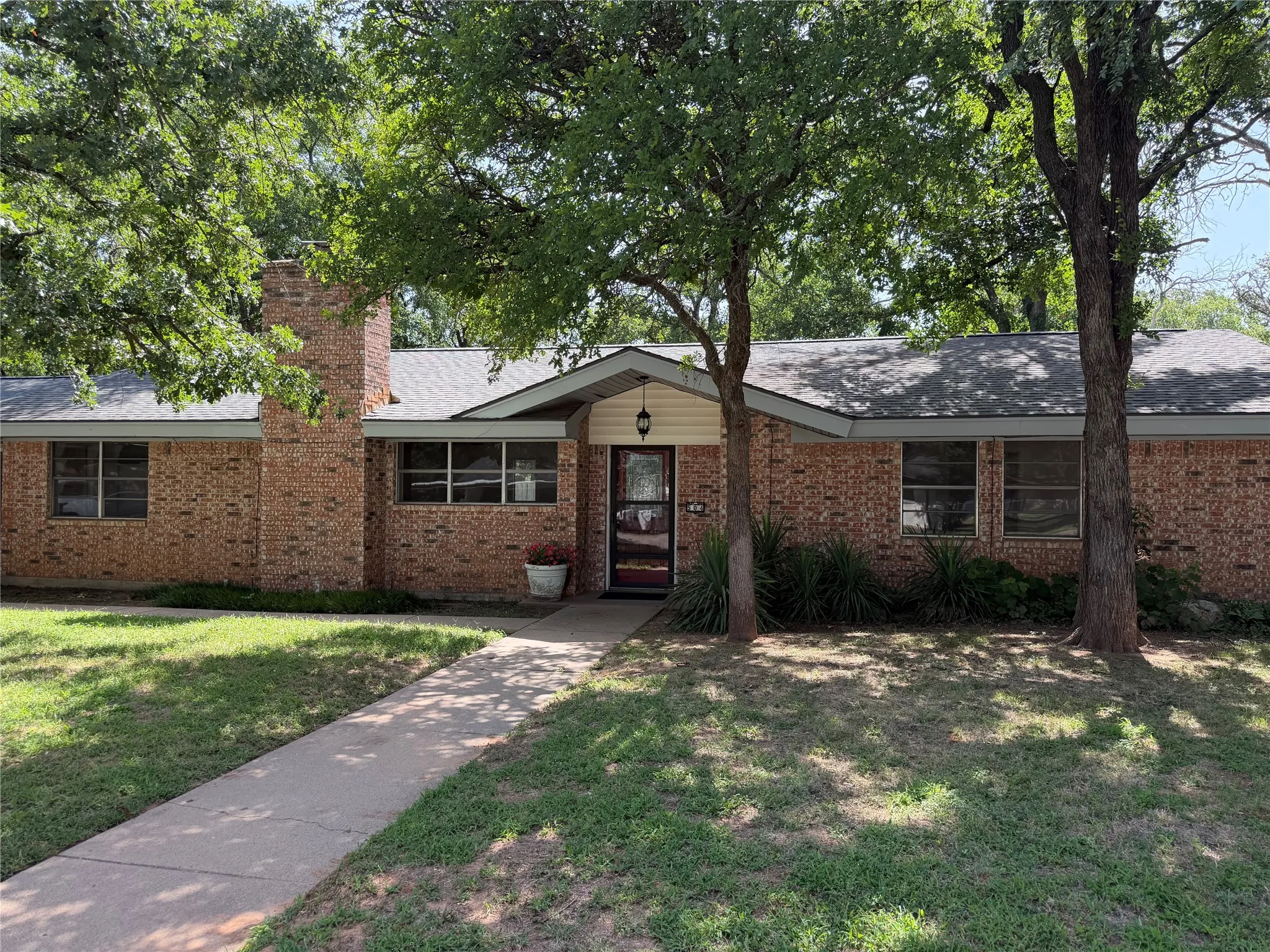 Single Family Residence For Sale in Palo Pinto County , 504 Austin Drive, Mineral Wells, Texas 76067, 3 Bedroom, 2 Bathroom, Garage spaces, 2,334 Sqft, built in 1968, mls#21319017, Real Estate Agent in Mineral Wells, Homes For Sale in Palo Pinto county, Homes For Sale in Mineral Wells, Realtor in Mineral Wells Texas, Real Estate Brokerage Independent Realty Texas, Luminita Cordes Realtor