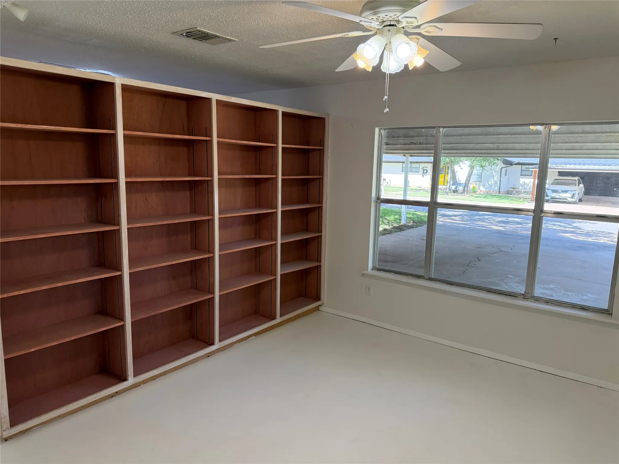 Single Family Residence For Sale in Palo Pinto County , 504 Austin Drive, Mineral Wells, Texas 76067, 3 Bedroom, 2 Bathroom, Garage spaces, 2,334 Sqft, built in 1968, mls#21319017, Real Estate Agent in Mineral Wells, Homes For Sale in Palo Pinto county, Homes For Sale in Mineral Wells, Realtor in Mineral Wells Texas, Real Estate Brokerage Independent Realty Texas, Luminita Cordes Realtor