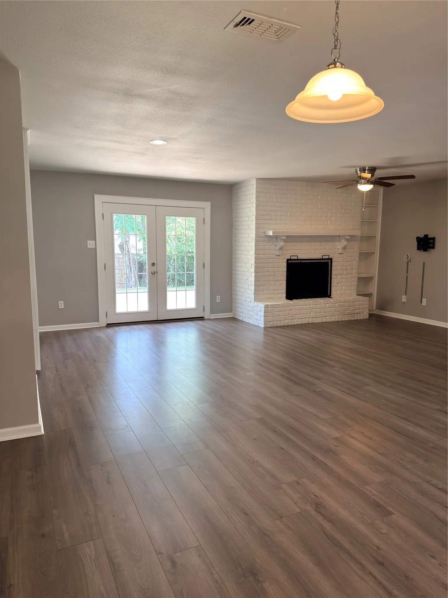 Single Family Residence For Sale in Tarrant County , 900 Prestwick Street, Bedford, Texas 76022, 3 Bedroom, 2 Bathroom, 2 Garage spaces, 1,449 Sqft, built in 1968, mls#21319159, Real Estate Agent in Bedford, Homes For Sale in Tarrant county, Homes For Sale in Bedford, Realtor in Bedford Texas, Real Estate Brokerage Independent Realty Texas, Luminita Cordes Realtor