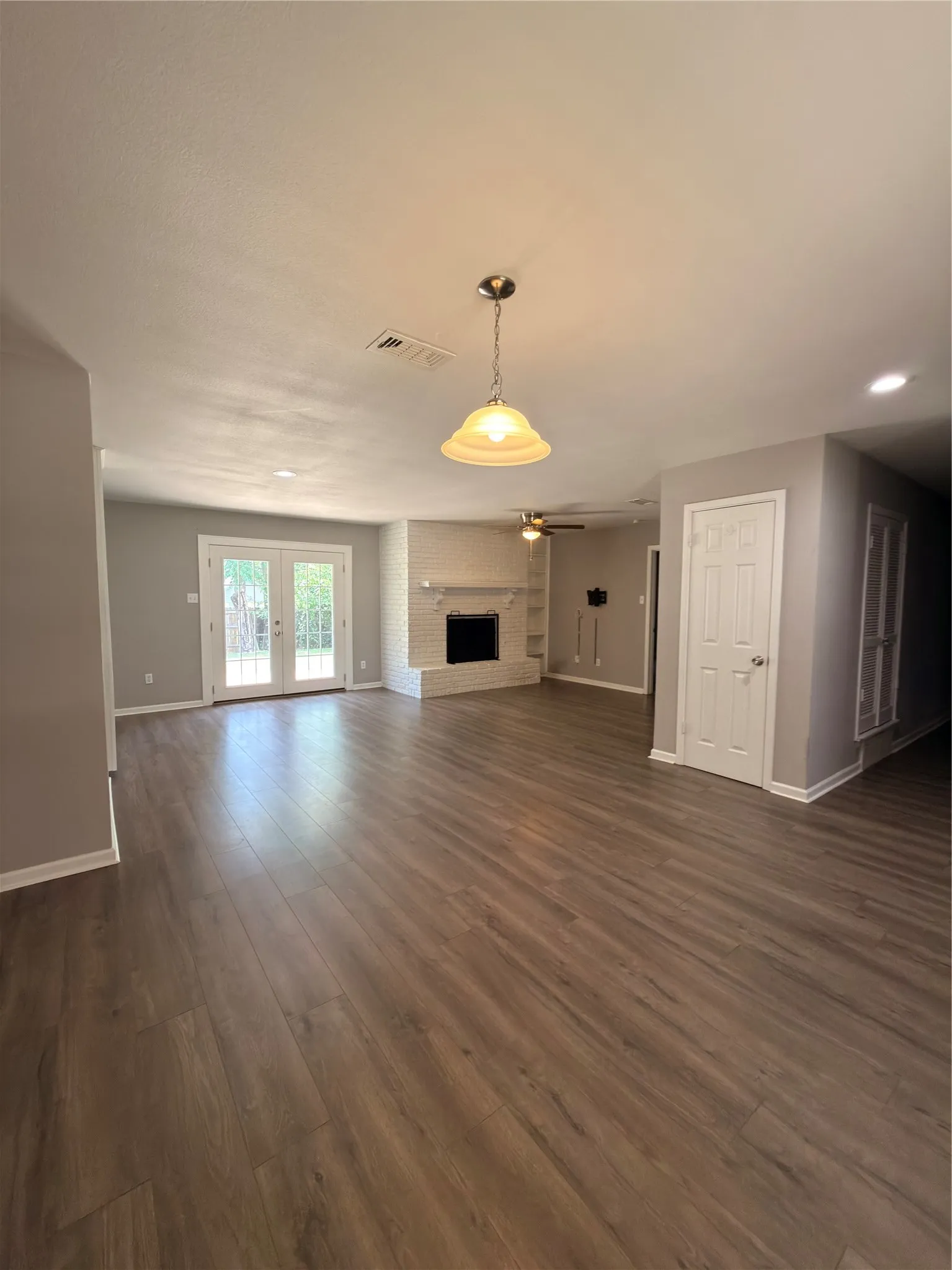 Single Family Residence For Sale in Tarrant County , 900 Prestwick Street, Bedford, Texas 76022, 3 Bedroom, 2 Bathroom, 2 Garage spaces, 1,449 Sqft, built in 1968, mls#21319159, Real Estate Agent in Bedford, Homes For Sale in Tarrant county, Homes For Sale in Bedford, Realtor in Bedford Texas, Real Estate Brokerage Independent Realty Texas, Luminita Cordes Realtor