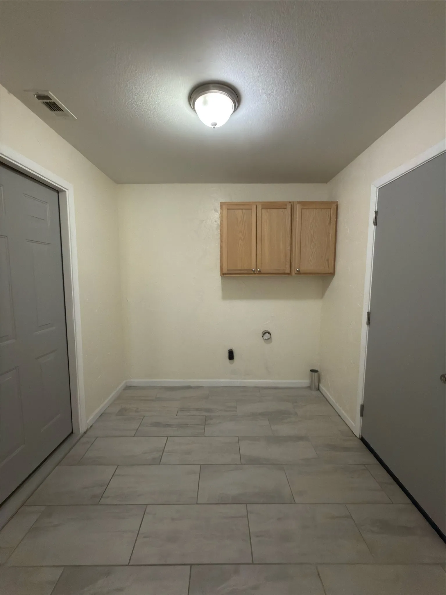Single Family Residence For Sale in Tarrant County , 900 Prestwick Street, Bedford, Texas 76022, 3 Bedroom, 2 Bathroom, 2 Garage spaces, 1,449 Sqft, built in 1968, mls#21319159, Real Estate Agent in Bedford, Homes For Sale in Tarrant county, Homes For Sale in Bedford, Realtor in Bedford Texas, Real Estate Brokerage Independent Realty Texas, Luminita Cordes Realtor