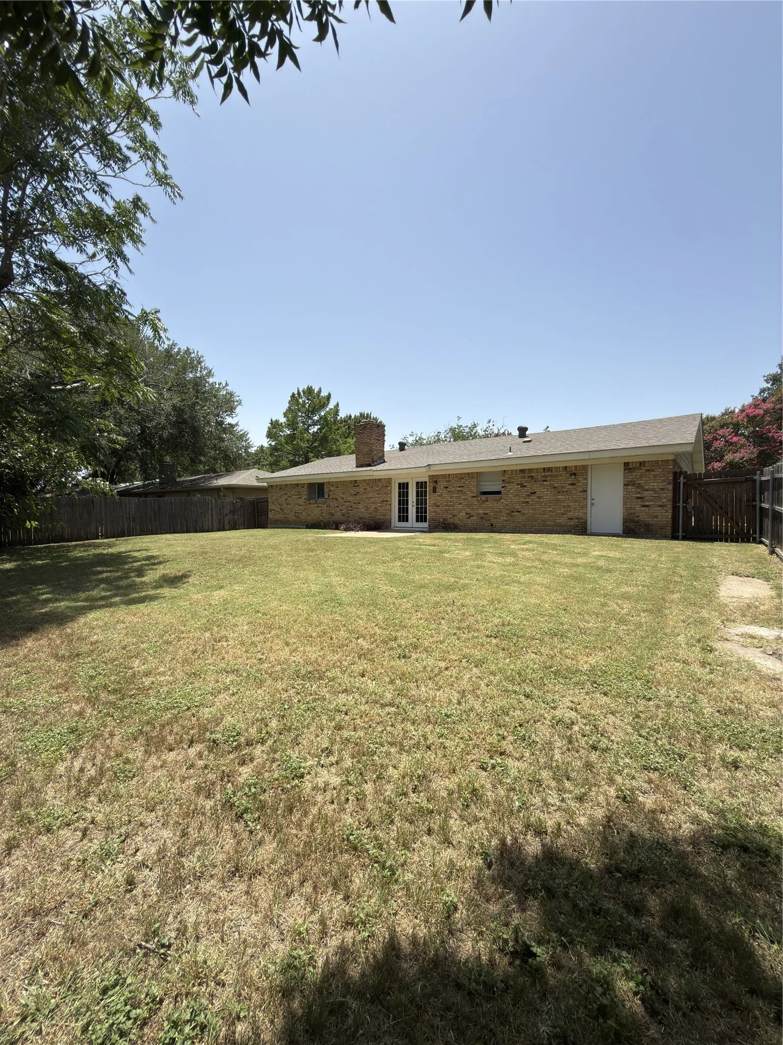 Single Family Residence For Sale in Tarrant County , 900 Prestwick Street, Bedford, Texas 76022, 3 Bedroom, 2 Bathroom, 2 Garage spaces, 1,449 Sqft, built in 1968, mls#21319159, Real Estate Agent in Bedford, Homes For Sale in Tarrant county, Homes For Sale in Bedford, Realtor in Bedford Texas, Real Estate Brokerage Independent Realty Texas, Luminita Cordes Realtor