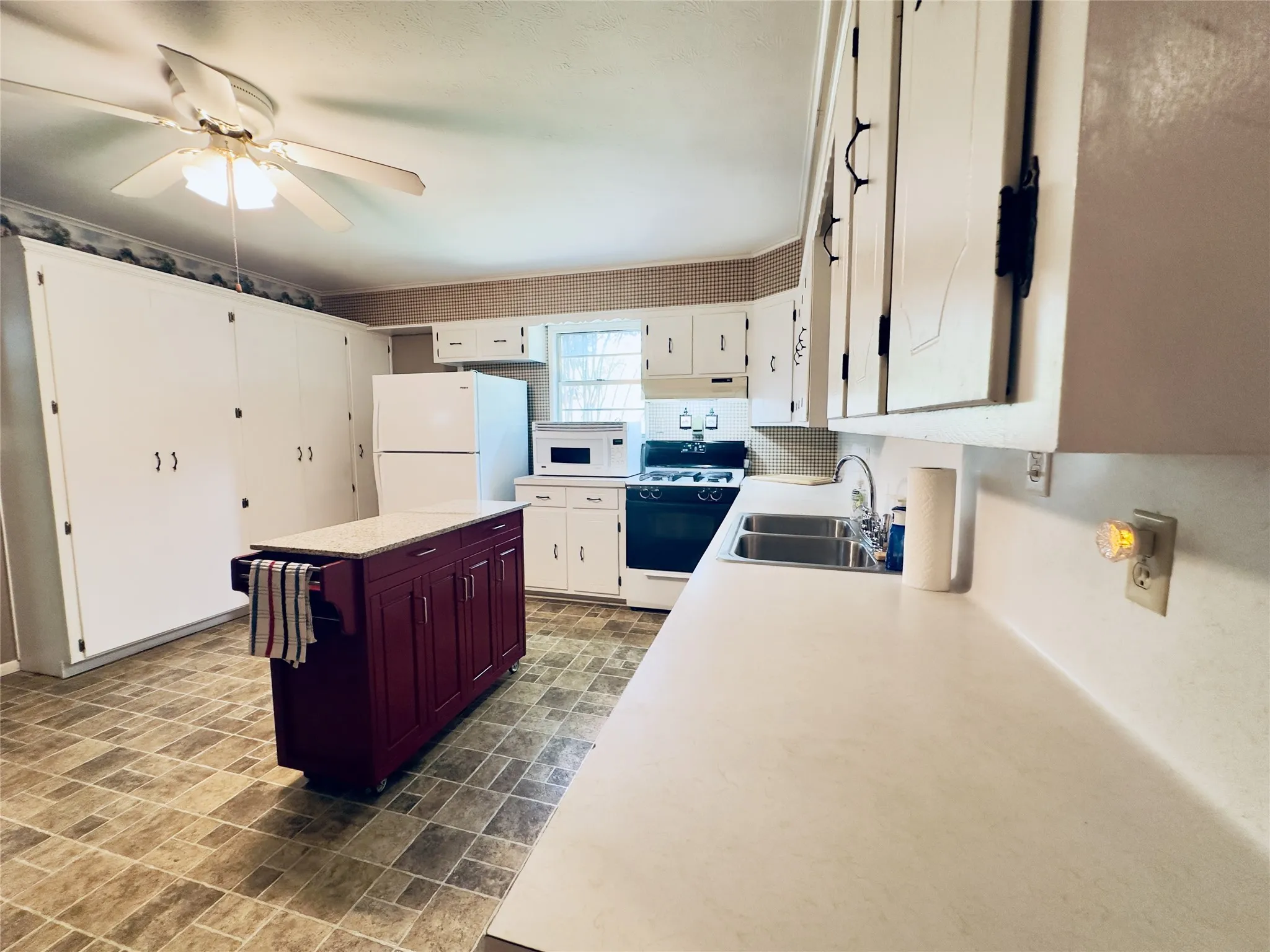 Single Family Residence For Sale in Wood County , 230 Scenic Loop, Hawkins, Texas 75765, 3 Bedroom, 2 Bathroom, Garage spaces, 1,627 Sqft, built in 0, mls#21319215, Real Estate Agent in Hawkins, Homes For Sale in Wood county, Homes For Sale in Hawkins, Realtor in Hawkins Texas, Real Estate Brokerage Independent Realty Texas, Luminita Cordes Realtor