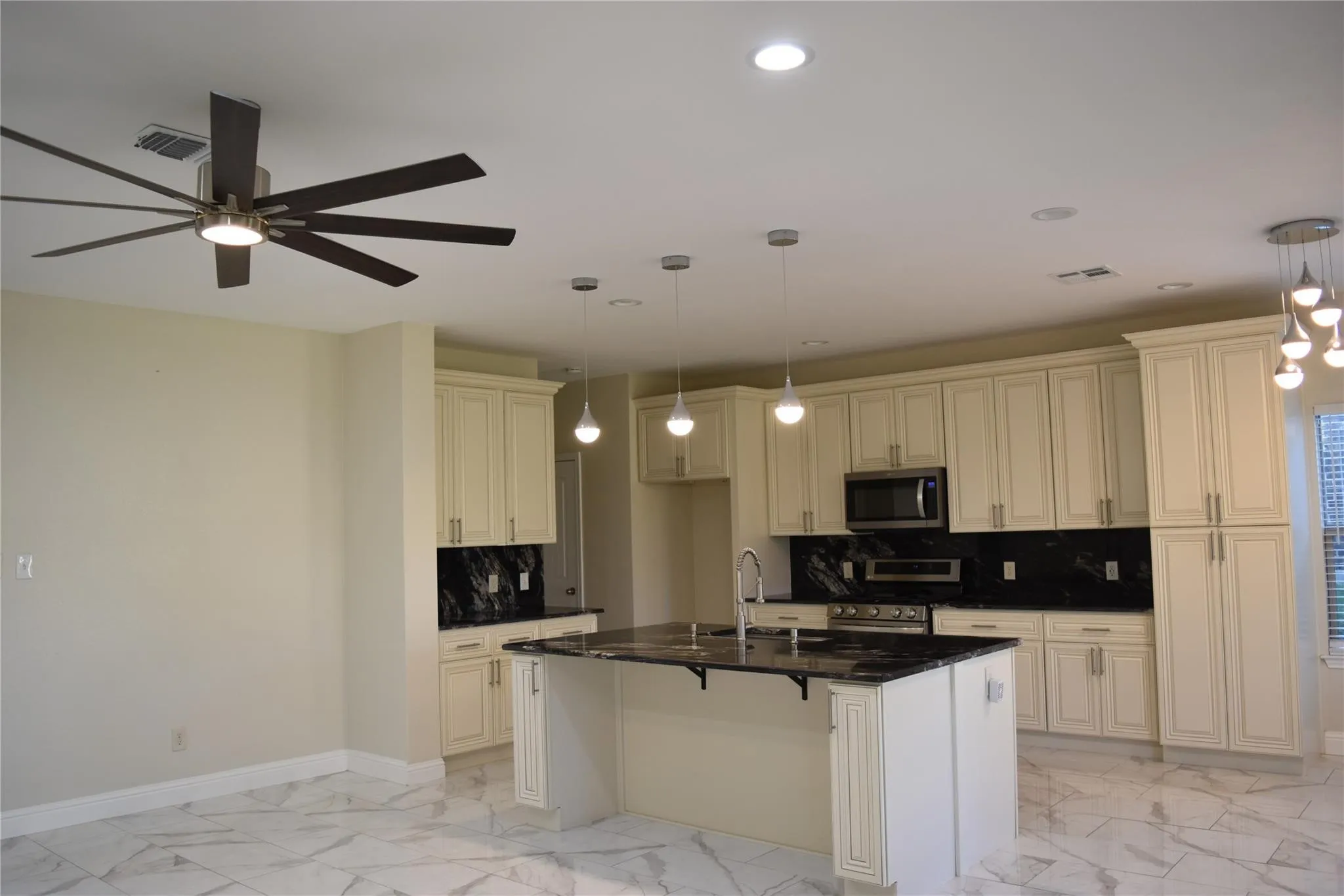 Single Family Residence For Rent in Collin County , 411 Paddock Lane, Celina, Texas 75009, 5 Bedroom, 4 Bathroom, 2 Garage spaces, 2,586 Sqft, built in 2014, mls#21319219, Real Estate Agent in Celina, Homes For Rent in Collin county, Homes For Rent in Celina, Realtor in Celina Texas, Real Estate Brokerage Independent Realty Texas, Luminita Cordes Realtor