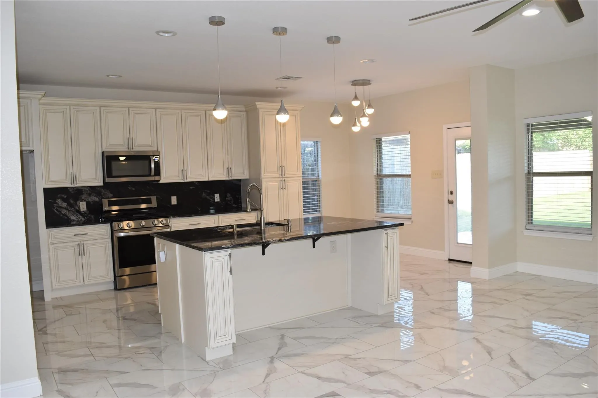 Single Family Residence For Rent in Collin County , 411 Paddock Lane, Celina, Texas 75009, 5 Bedroom, 4 Bathroom, 2 Garage spaces, 2,586 Sqft, built in 2014, mls#21319219, Real Estate Agent in Celina, Homes For Rent in Collin county, Homes For Rent in Celina, Realtor in Celina Texas, Real Estate Brokerage Independent Realty Texas, Luminita Cordes Realtor
