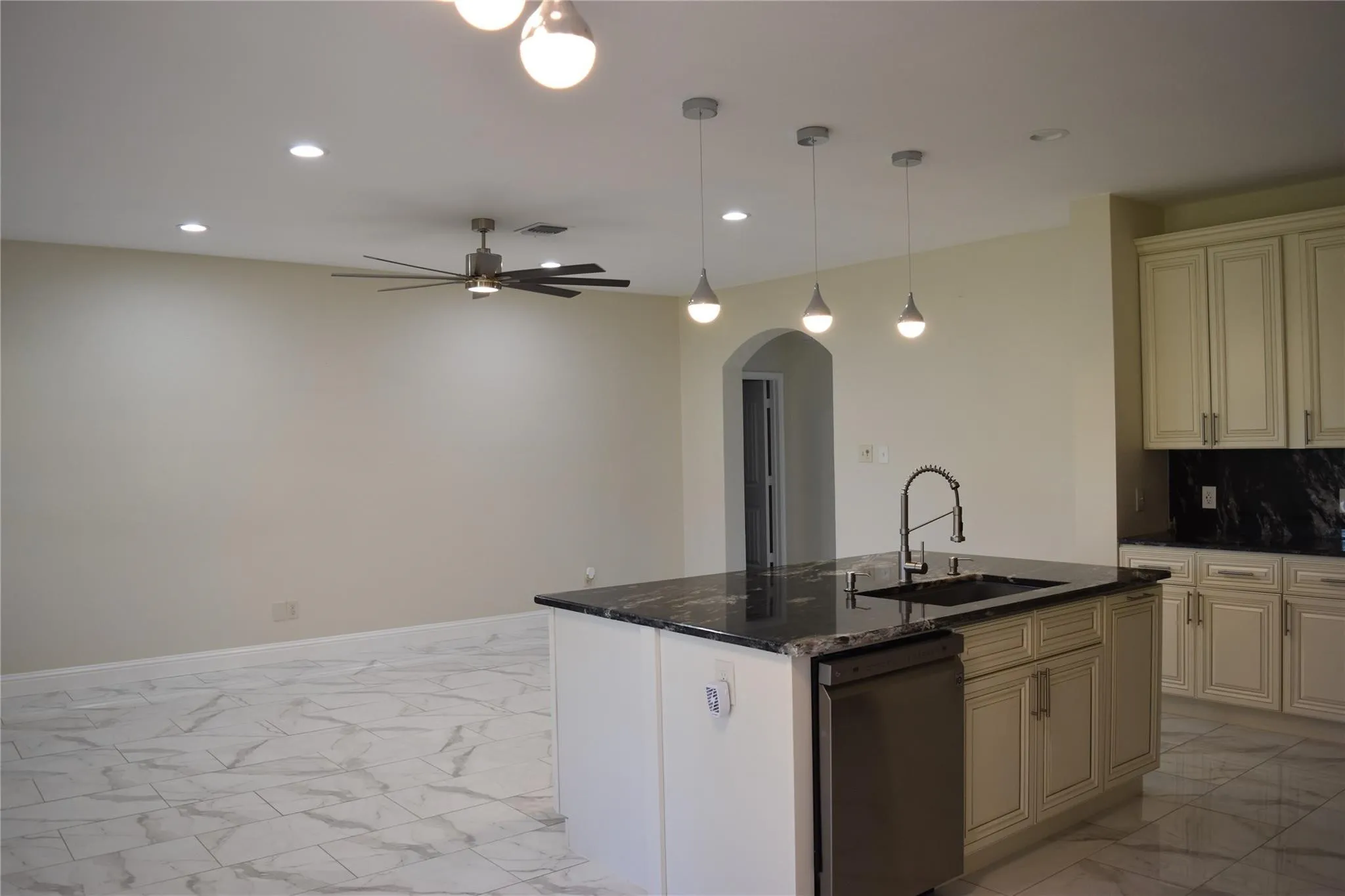Single Family Residence For Rent in Collin County , 411 Paddock Lane, Celina, Texas 75009, 5 Bedroom, 4 Bathroom, 2 Garage spaces, 2,586 Sqft, built in 2014, mls#21319219, Real Estate Agent in Celina, Homes For Rent in Collin county, Homes For Rent in Celina, Realtor in Celina Texas, Real Estate Brokerage Independent Realty Texas, Luminita Cordes Realtor