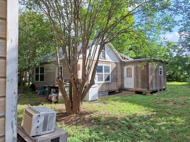 Single Family Residence For Sale in Mc Lennan County , 408 S HARRISON Street, Mc Gregor, Texas 76657, 2 Bedroom, 1 Bathroom, Garage spaces, 990 Sqft, built in 1947, mls#21317930, Real Estate Agent in Mc Gregor, Homes For Sale in Mc Lennan county, Homes For Sale in Mc Gregor, Realtor in Mc Gregor Texas, Real Estate Brokerage Independent Realty Texas, Luminita Cordes Realtor