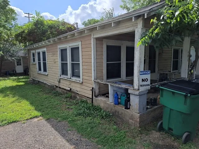 Single Family Residence For Sale in Mc Lennan County , 408 S HARRISON Street, Mc Gregor, Texas 76657, 2 Bedroom, 1 Bathroom, Garage spaces, 990 Sqft, built in 1947, mls#21317930, Real Estate Agent in Mc Gregor, Homes For Sale in Mc Lennan county, Homes For Sale in Mc Gregor, Realtor in Mc Gregor Texas, Real Estate Brokerage Independent Realty Texas, Luminita Cordes Realtor