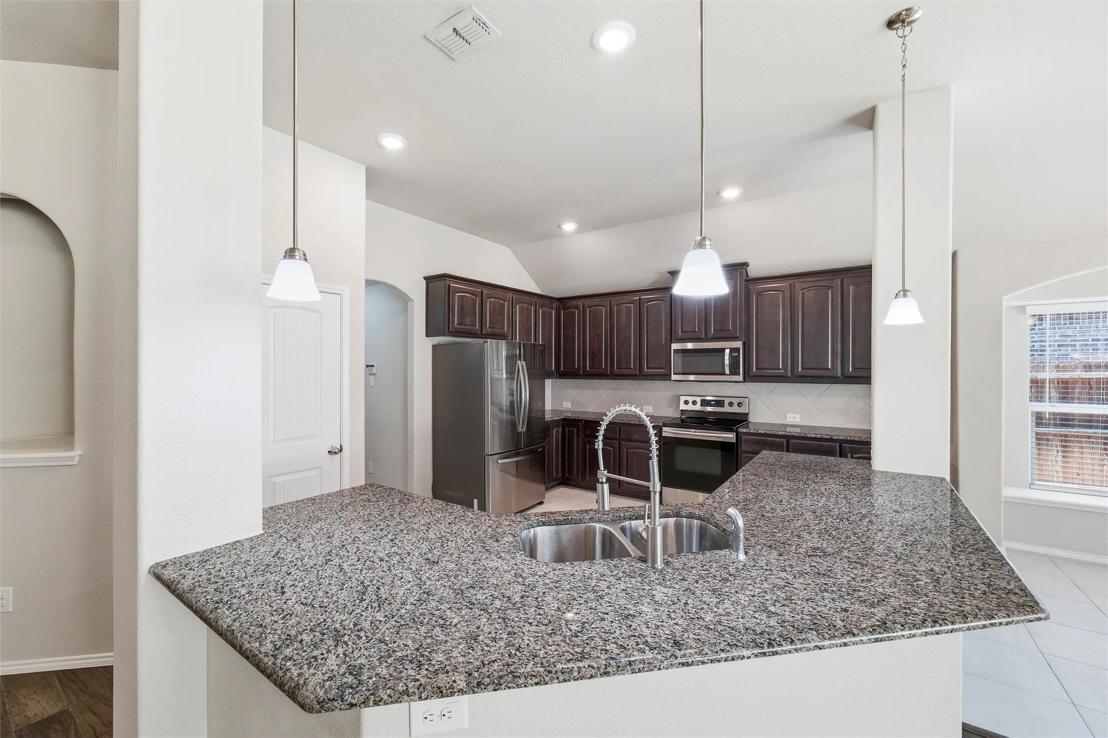 Single Family Residence For Sale in Johnson County , 104 Cadyn Drive, Keene, Texas 76059, 3 Bedroom, 2 Bathroom, 2 Garage spaces, 1,841 Sqft, built in 2021, mls#21319194, Real Estate Agent in Keene, Homes For Sale in Johnson county, Homes For Sale in Keene, Realtor in Keene Texas, Real Estate Brokerage Independent Realty Texas, Luminita Cordes Realtor