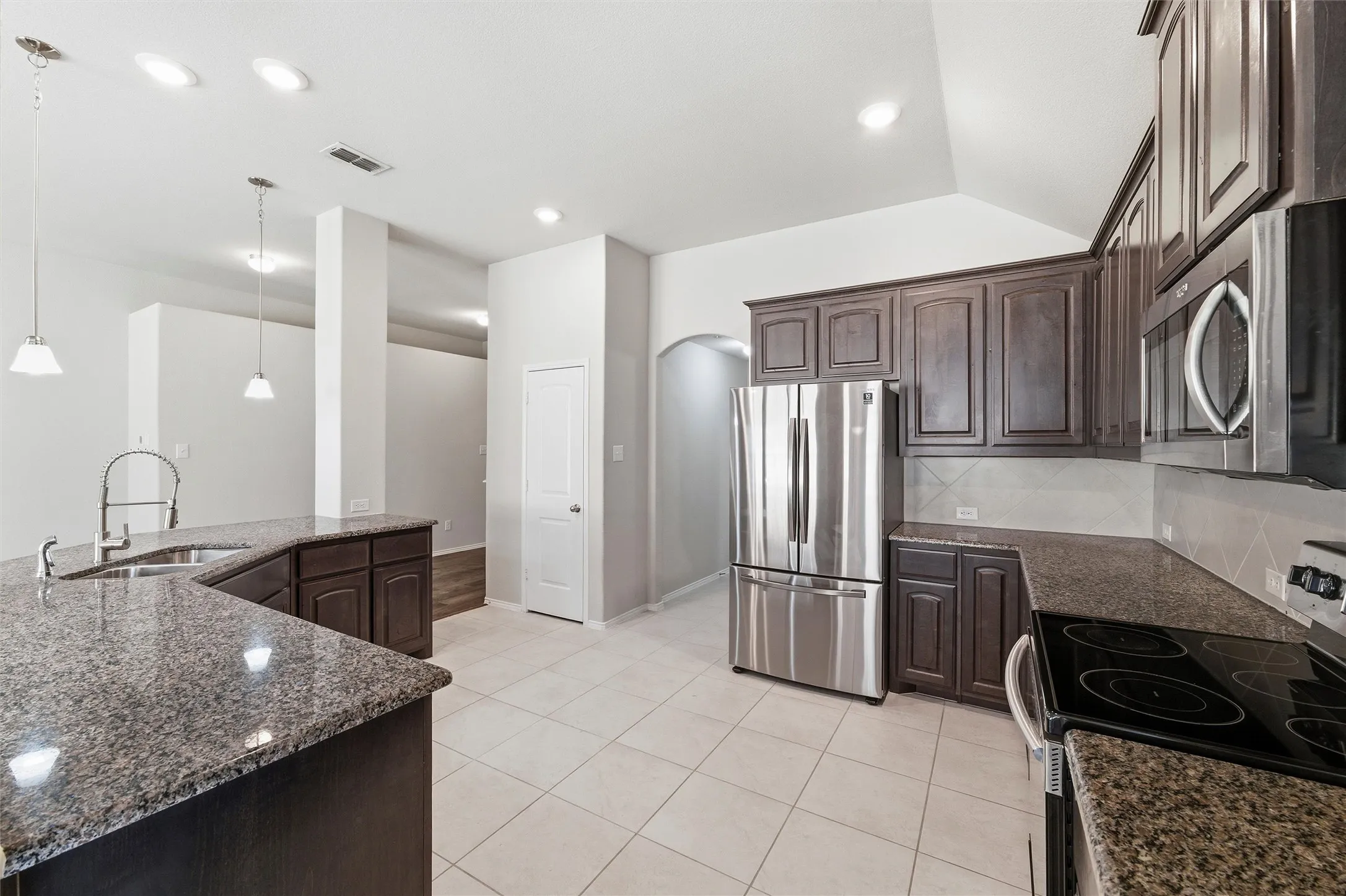Single Family Residence For Sale in Johnson County , 104 Cadyn Drive, Keene, Texas 76059, 3 Bedroom, 2 Bathroom, 2 Garage spaces, 1,841 Sqft, built in 2021, mls#21319194, Real Estate Agent in Keene, Homes For Sale in Johnson county, Homes For Sale in Keene, Realtor in Keene Texas, Real Estate Brokerage Independent Realty Texas, Luminita Cordes Realtor