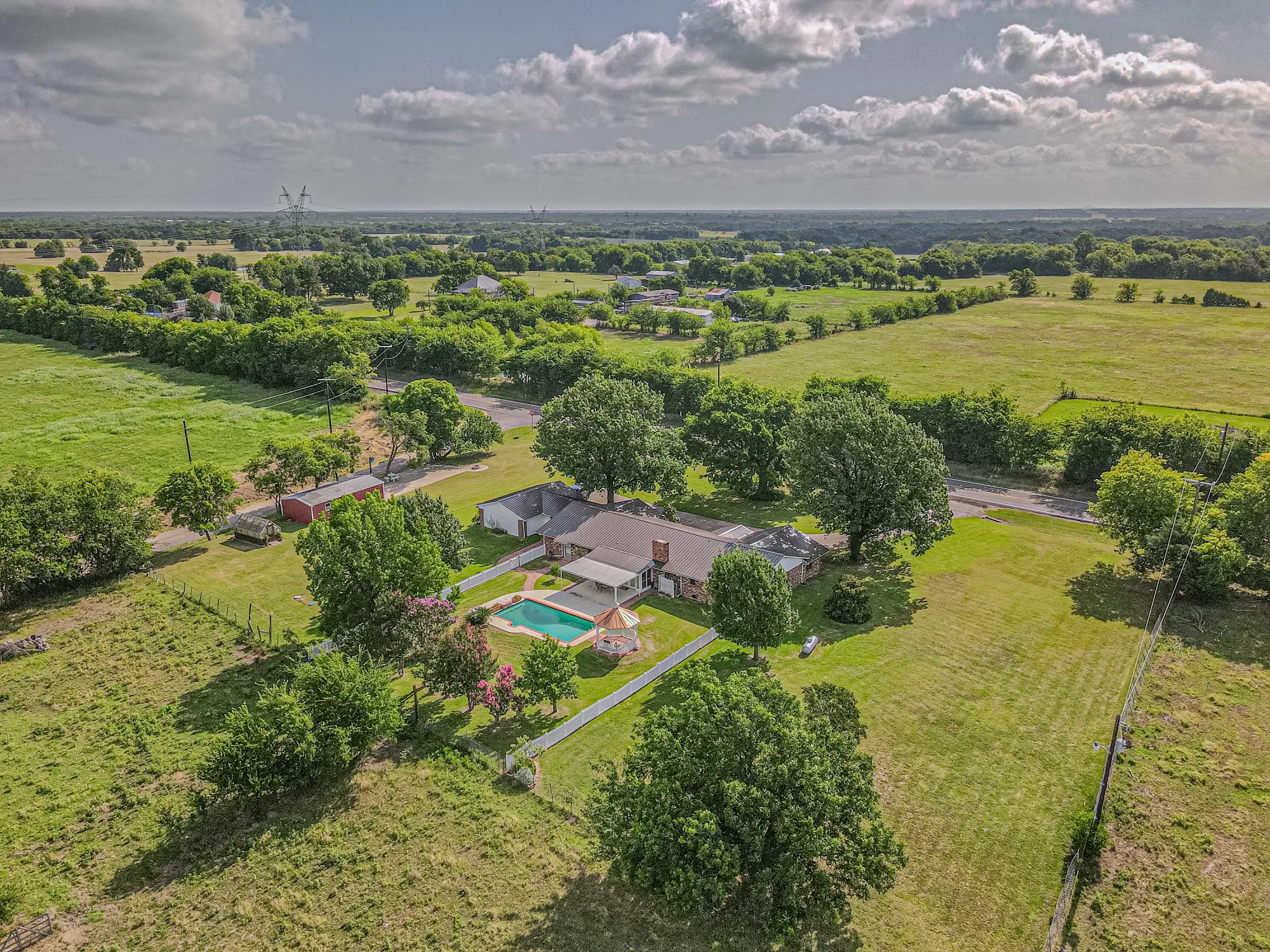 Single Family Residence For Sale in Hunt County , 4160 Fm 513 S, Lone Oak, Texas 75453, 4 Bedroom, 3 Bathroom, 2 Garage spaces, 3,257 Sqft, built in 1974, mls#21319226, Real Estate Agent in Lone Oak, Homes For Sale in Hunt county, Homes For Sale in Lone Oak, Realtor in Lone Oak Texas, Real Estate Brokerage Independent Realty Texas, Luminita Cordes Realtor