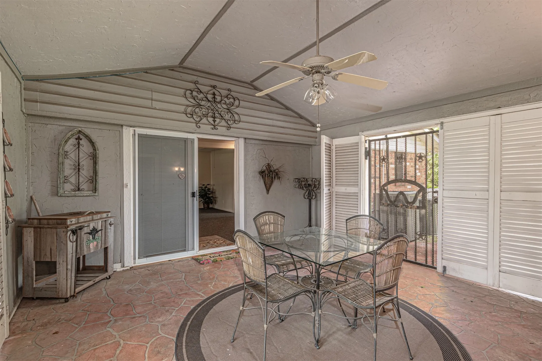 Single Family Residence For Sale in Hunt County , 4160 Fm 513 S, Lone Oak, Texas 75453, 4 Bedroom, 3 Bathroom, 2 Garage spaces, 3,257 Sqft, built in 1974, mls#21319226, Real Estate Agent in Lone Oak, Homes For Sale in Hunt county, Homes For Sale in Lone Oak, Realtor in Lone Oak Texas, Real Estate Brokerage Independent Realty Texas, Luminita Cordes Realtor