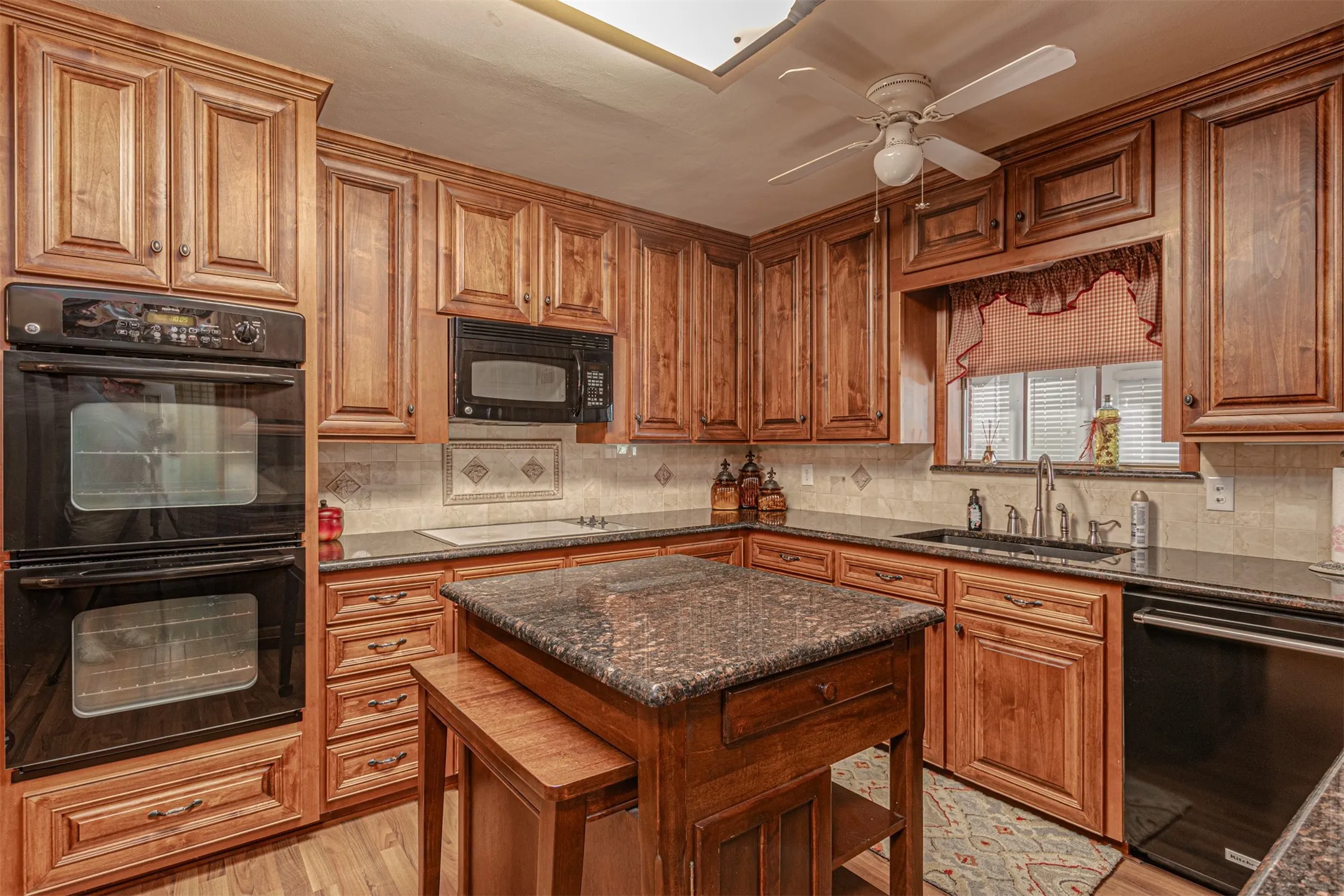 Single Family Residence For Sale in Hunt County , 4160 Fm 513 S, Lone Oak, Texas 75453, 4 Bedroom, 3 Bathroom, 2 Garage spaces, 3,257 Sqft, built in 1974, mls#21319226, Real Estate Agent in Lone Oak, Homes For Sale in Hunt county, Homes For Sale in Lone Oak, Realtor in Lone Oak Texas, Real Estate Brokerage Independent Realty Texas, Luminita Cordes Realtor