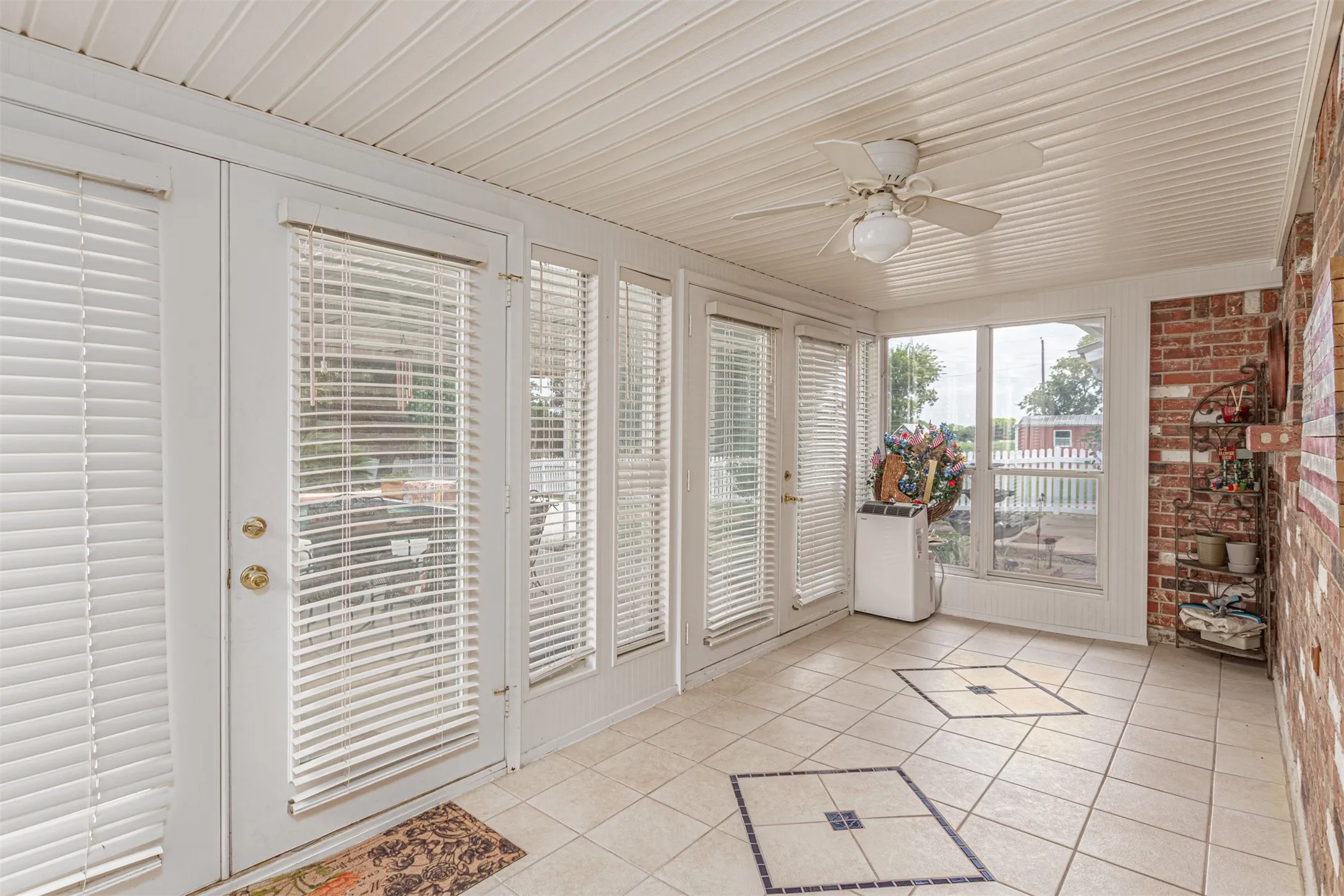 Single Family Residence For Sale in Hunt County , 4160 Fm 513 S, Lone Oak, Texas 75453, 4 Bedroom, 3 Bathroom, 2 Garage spaces, 3,257 Sqft, built in 1974, mls#21319226, Real Estate Agent in Lone Oak, Homes For Sale in Hunt county, Homes For Sale in Lone Oak, Realtor in Lone Oak Texas, Real Estate Brokerage Independent Realty Texas, Luminita Cordes Realtor