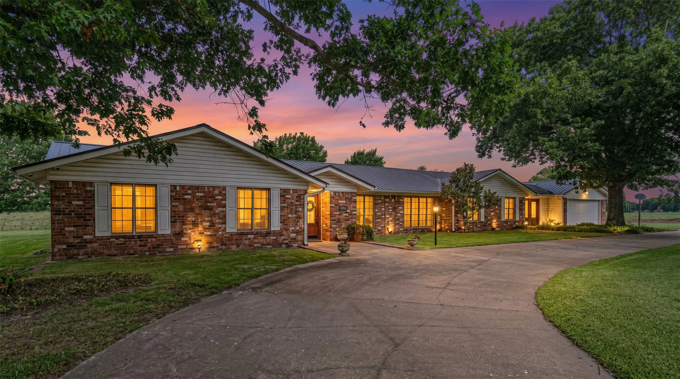 Single Family Residence For Sale in Hunt County , 4160 Fm 513 S, Lone Oak, Texas 75453, 4 Bedroom, 3 Bathroom, 2 Garage spaces, 3,257 Sqft, built in 1974, mls#21319226, Real Estate Agent in Lone Oak, Homes For Sale in Hunt county, Homes For Sale in Lone Oak, Realtor in Lone Oak Texas, Real Estate Brokerage Independent Realty Texas, Luminita Cordes Realtor