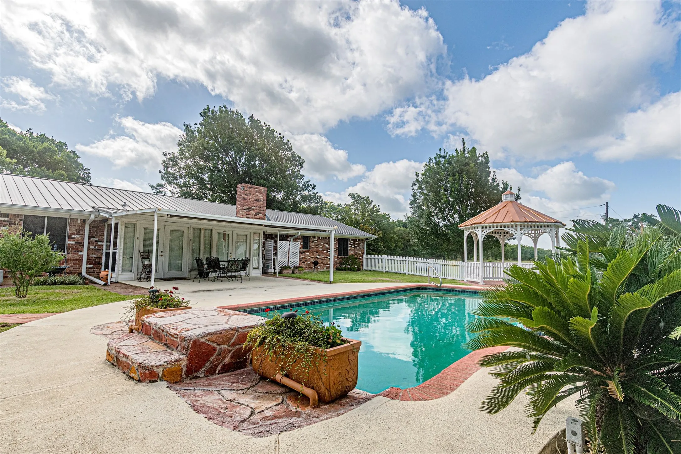 Single Family Residence For Sale in Hunt County , 4160 Fm 513 S, Lone Oak, Texas 75453, 4 Bedroom, 3 Bathroom, 2 Garage spaces, 3,257 Sqft, built in 1974, mls#21319226, Real Estate Agent in Lone Oak, Homes For Sale in Hunt county, Homes For Sale in Lone Oak, Realtor in Lone Oak Texas, Real Estate Brokerage Independent Realty Texas, Luminita Cordes Realtor