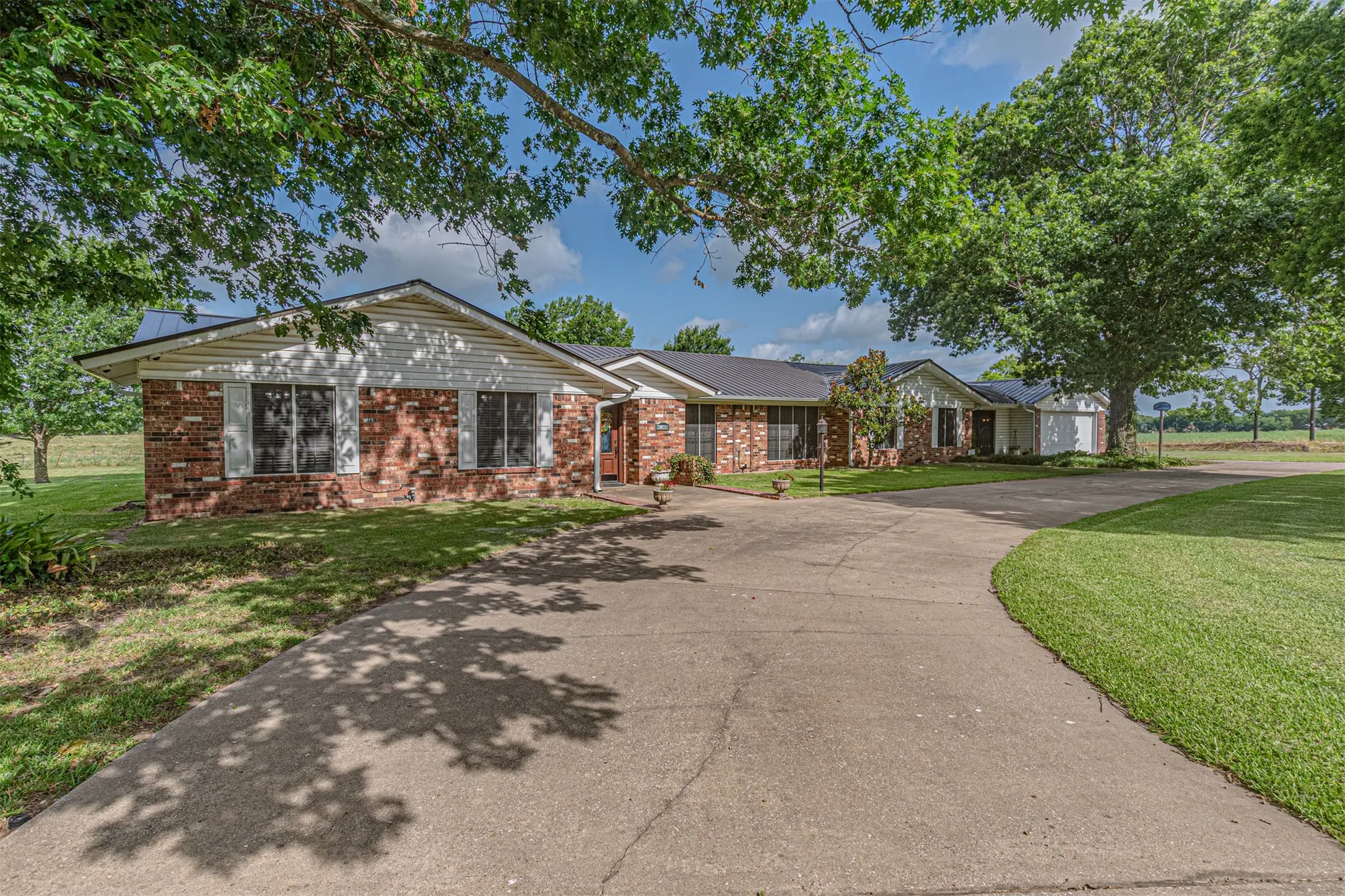 Single Family Residence For Sale in Hunt County , 4160 Fm 513 S, Lone Oak, Texas 75453, 4 Bedroom, 3 Bathroom, 2 Garage spaces, 3,257 Sqft, built in 1974, mls#21319226, Real Estate Agent in Lone Oak, Homes For Sale in Hunt county, Homes For Sale in Lone Oak, Realtor in Lone Oak Texas, Real Estate Brokerage Independent Realty Texas, Luminita Cordes Realtor