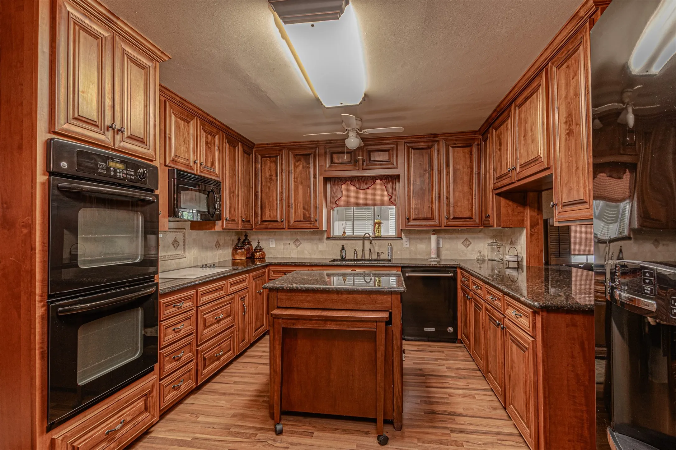 Single Family Residence For Sale in Hunt County , 4160 Fm 513 S, Lone Oak, Texas 75453, 4 Bedroom, 3 Bathroom, 2 Garage spaces, 3,257 Sqft, built in 1974, mls#21319226, Real Estate Agent in Lone Oak, Homes For Sale in Hunt county, Homes For Sale in Lone Oak, Realtor in Lone Oak Texas, Real Estate Brokerage Independent Realty Texas, Luminita Cordes Realtor
