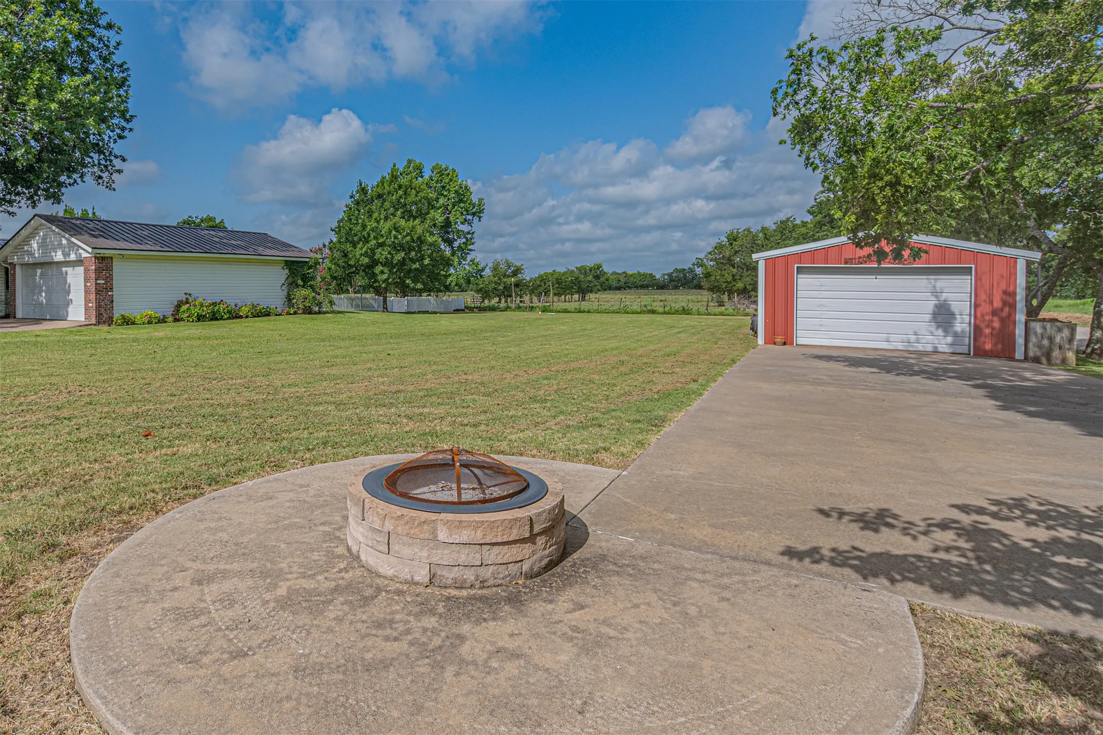 Single Family Residence For Sale in Hunt County , 4160 Fm 513 S, Lone Oak, Texas 75453, 4 Bedroom, 3 Bathroom, 2 Garage spaces, 3,257 Sqft, built in 1974, mls#21319226, Real Estate Agent in Lone Oak, Homes For Sale in Hunt county, Homes For Sale in Lone Oak, Realtor in Lone Oak Texas, Real Estate Brokerage Independent Realty Texas, Luminita Cordes Realtor