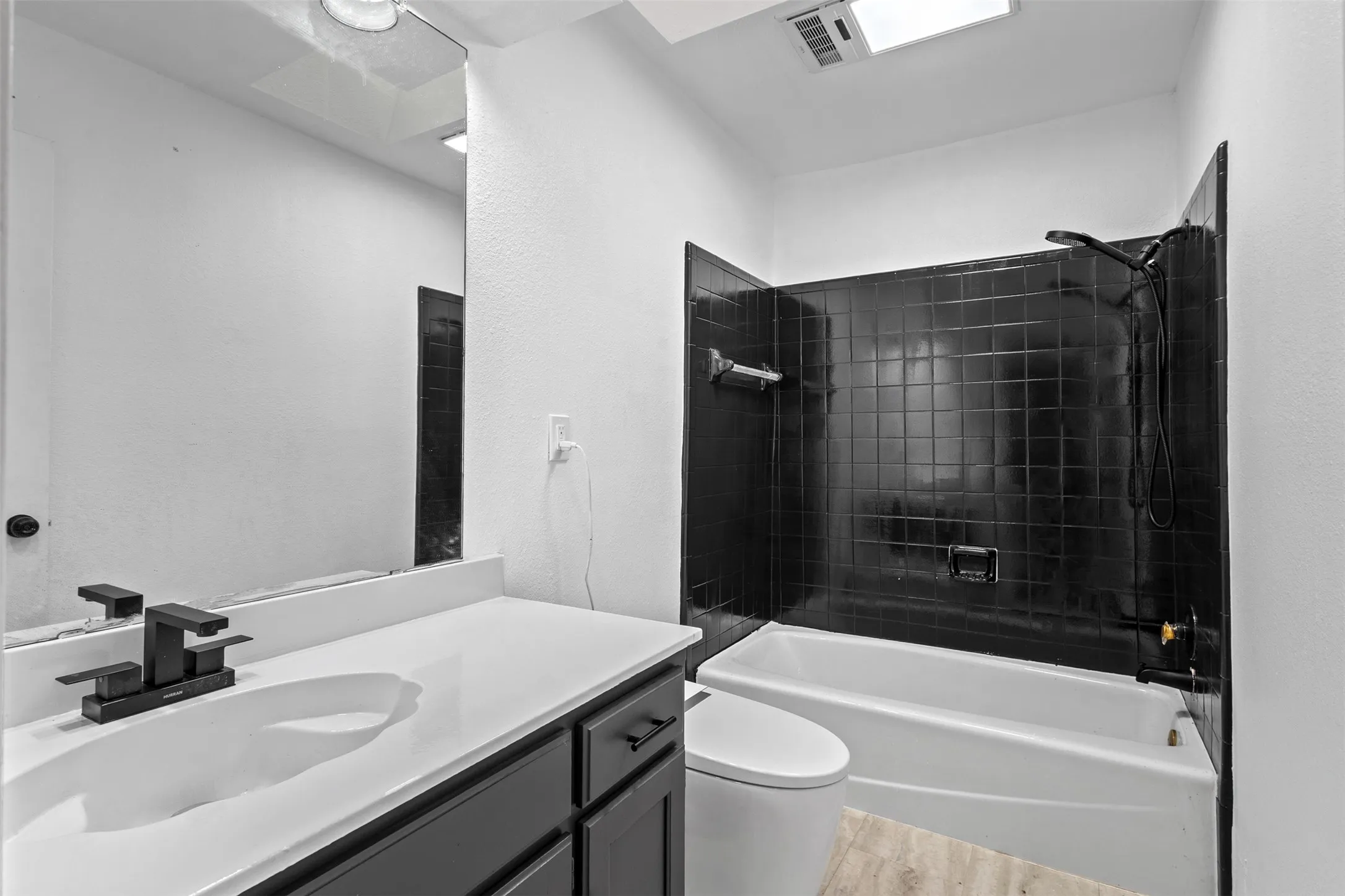 Duplex For Rent in Tarrant County , 5349 Northridge Boulevard, North Richland Hills, Texas 76180, 3 Bedroom, 2 Bathroom, Garage spaces, 1,175 Sqft, built in 1984, mls#21319250, Real Estate Agent in North Richland Hills, Homes For Rent in Tarrant county, Homes For Rent in North Richland Hills, Realtor in North Richland Hills Texas, Real Estate Brokerage Independent Realty Texas, Luminita Cordes Realtor