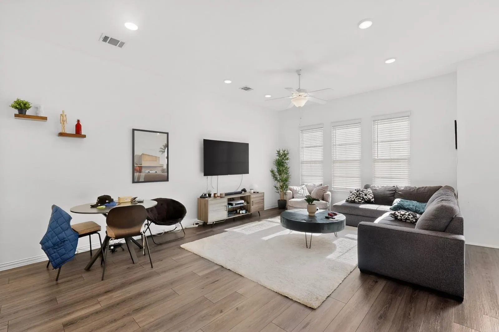Single Family Residence For Rent in Dallas County , 7546 Edgeware Road, Dallas, Texas 75228, 3 Bedroom, 3 Bathroom, 2 Garage spaces, 1,580 Sqft, built in 2024, mls#21319252, Real Estate Agent in Dallas, Homes For Rent in Dallas county, Homes For Rent in Dallas, Realtor in Dallas Texas, Real Estate Brokerage Independent Realty Texas, Luminita Cordes Realtor