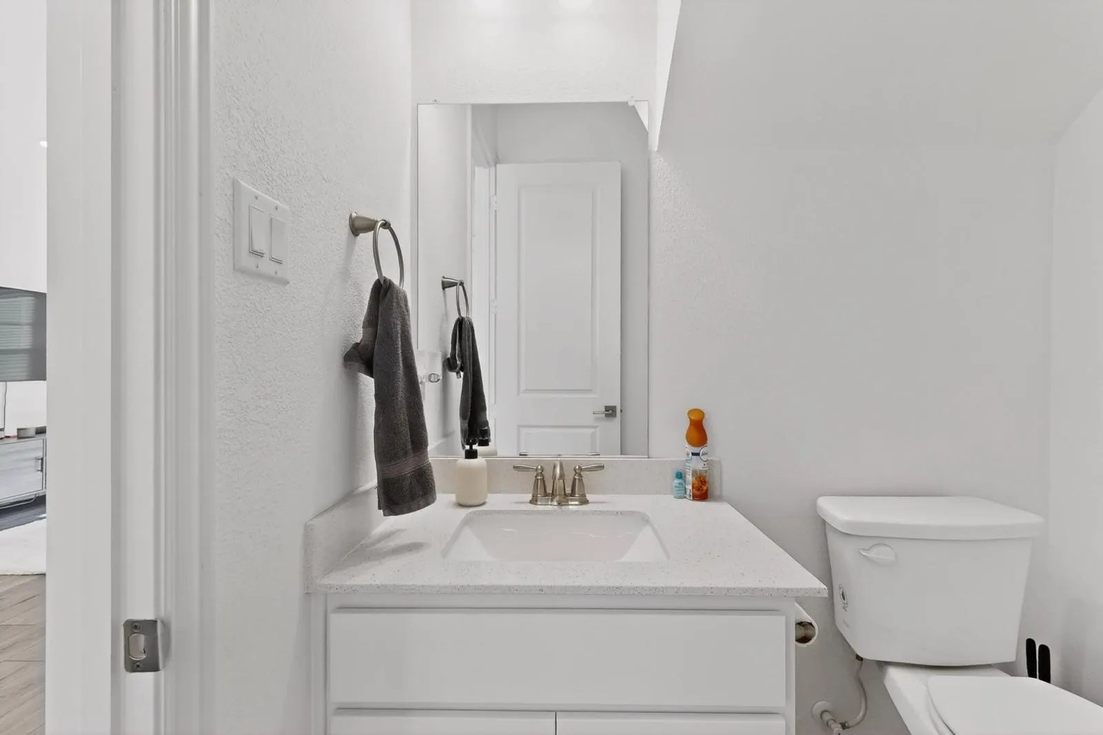 Single Family Residence For Rent in Dallas County , 7546 Edgeware Road, Dallas, Texas 75228, 3 Bedroom, 3 Bathroom, 2 Garage spaces, 1,580 Sqft, built in 2024, mls#21319252, Real Estate Agent in Dallas, Homes For Rent in Dallas county, Homes For Rent in Dallas, Realtor in Dallas Texas, Real Estate Brokerage Independent Realty Texas, Luminita Cordes Realtor