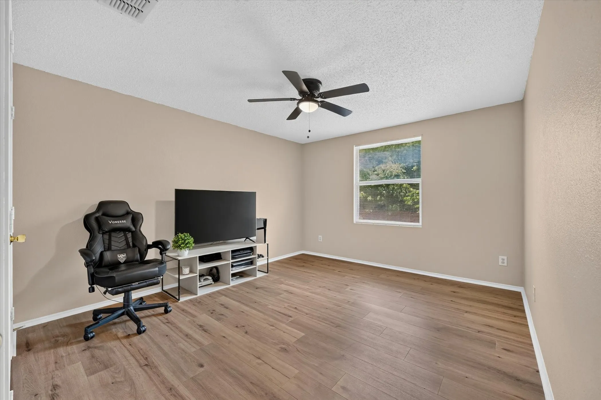 Single Family Residence For Sale in Denton County , 16520 Red River Lane, Fort Worth, Texas 76247, 5 Bedroom, 3 Bathroom, 2 Garage spaces, 3,448 Sqft, built in 2004, mls#21316762, Real Estate Agent in Fort Worth, Homes For Sale in Denton county, Homes For Sale in Fort Worth, Realtor in Fort Worth Texas, Real Estate Brokerage Independent Realty Texas, Luminita Cordes Realtor