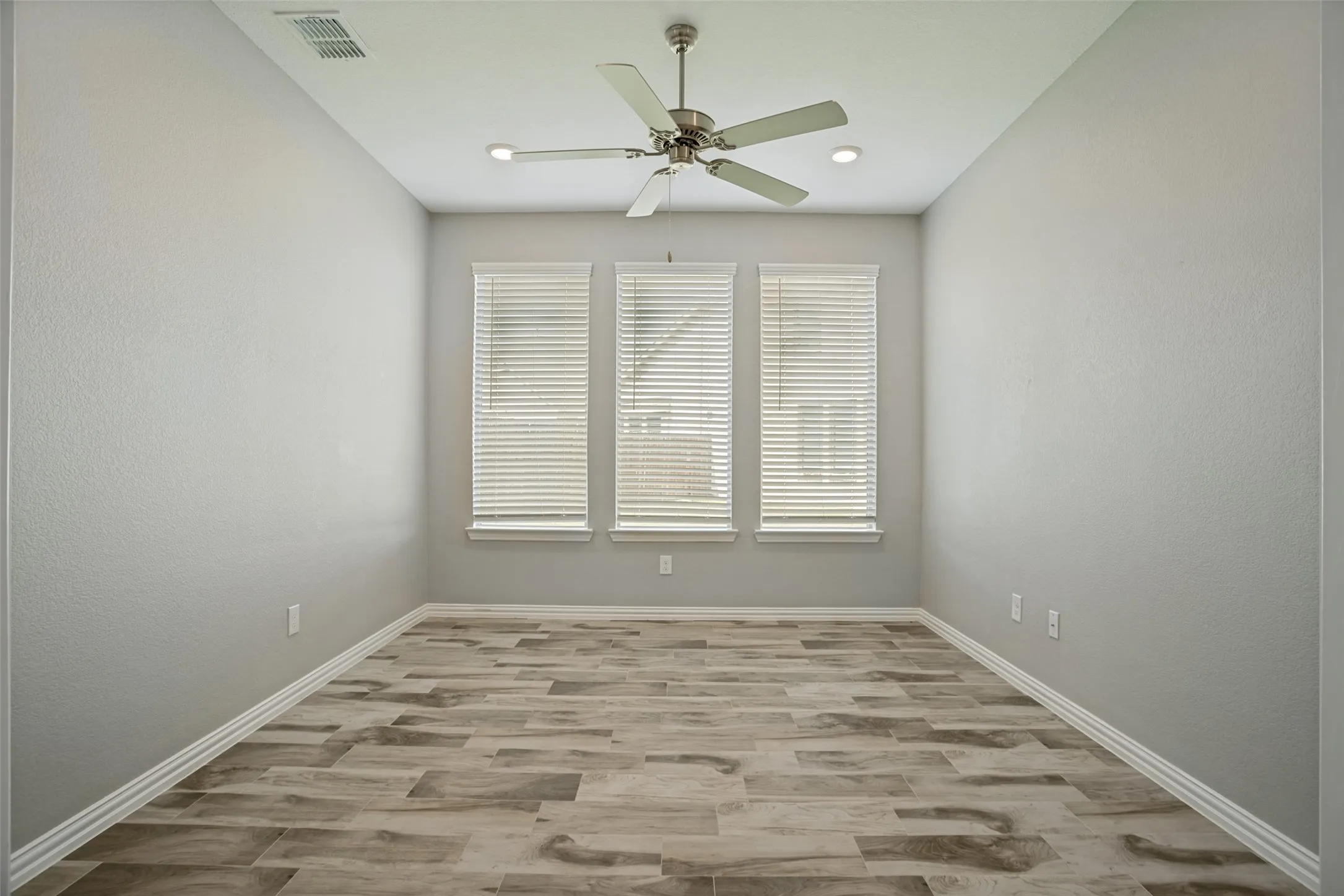 Single Family Residence For Sale in Collin County , 519 Foxtail Drive, Princeton, Texas 75407, 5 Bedroom, 5 Bathroom, 2 Garage spaces, 3,364 Sqft, built in 2021, mls#21314830, Real Estate Agent in Princeton, Homes For Sale in Collin county, Homes For Sale in Princeton, Realtor in Princeton Texas, Real Estate Brokerage Independent Realty Texas, Luminita Cordes Realtor