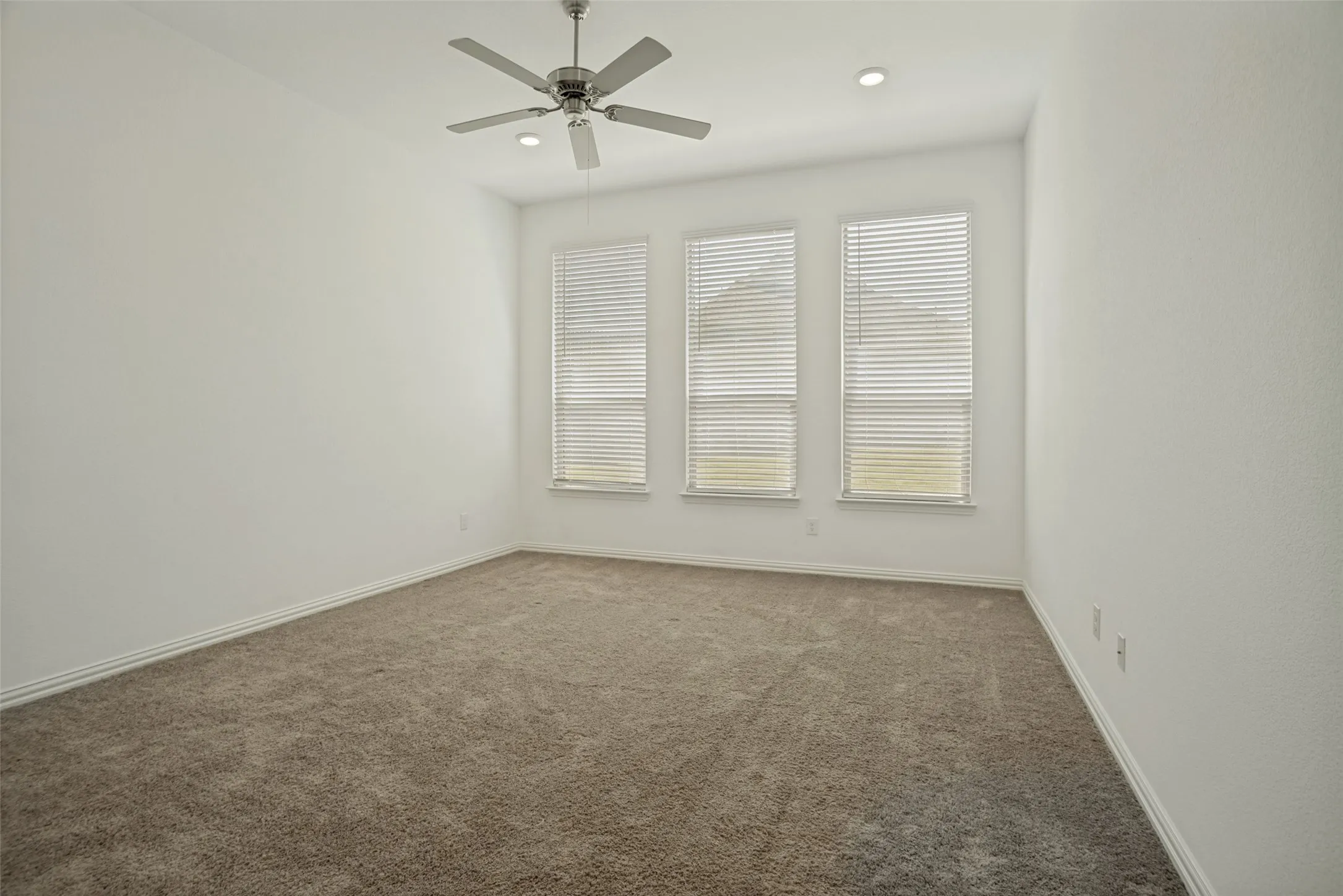 Single Family Residence For Sale in Collin County , 519 Foxtail Drive, Princeton, Texas 75407, 5 Bedroom, 5 Bathroom, 2 Garage spaces, 3,364 Sqft, built in 2021, mls#21314830, Real Estate Agent in Princeton, Homes For Sale in Collin county, Homes For Sale in Princeton, Realtor in Princeton Texas, Real Estate Brokerage Independent Realty Texas, Luminita Cordes Realtor