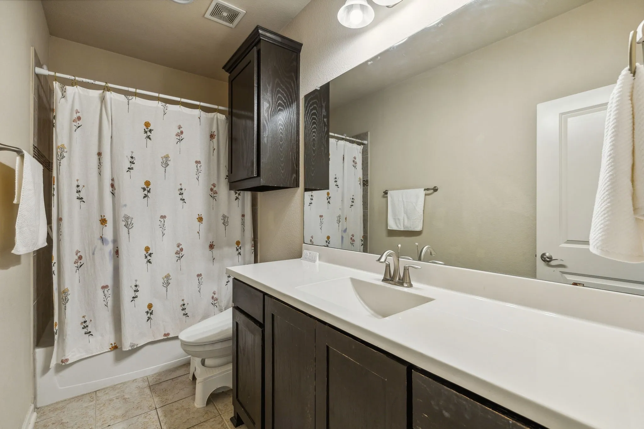Single Family Residence For Sale in Dallas County , 1107 Alpine Drive, Richardson, Texas 75080, 4 Bedroom, 4 Bathroom, 3 Garage spaces, 2,914 Sqft, built in 2015, mls#21318937, Real Estate Agent in Richardson, Homes For Sale in Dallas county, Homes For Sale in Richardson, Realtor in Richardson Texas, Real Estate Brokerage Independent Realty Texas, Luminita Cordes Realtor